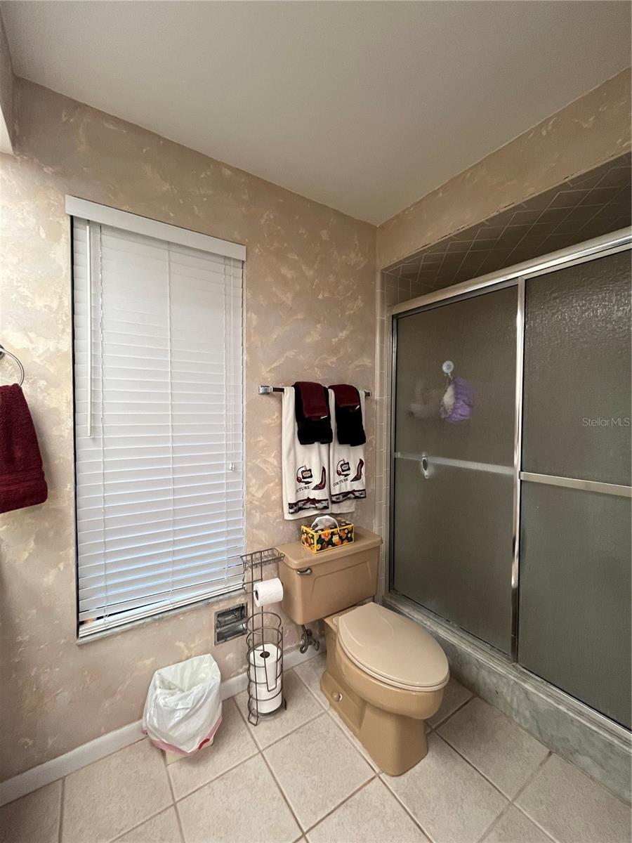 Image 24 of 38 For 915 Rolling Hills Drive