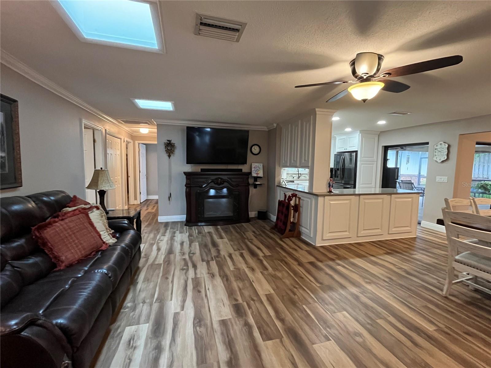 Image 3 of 38 For 915 Rolling Hills Drive