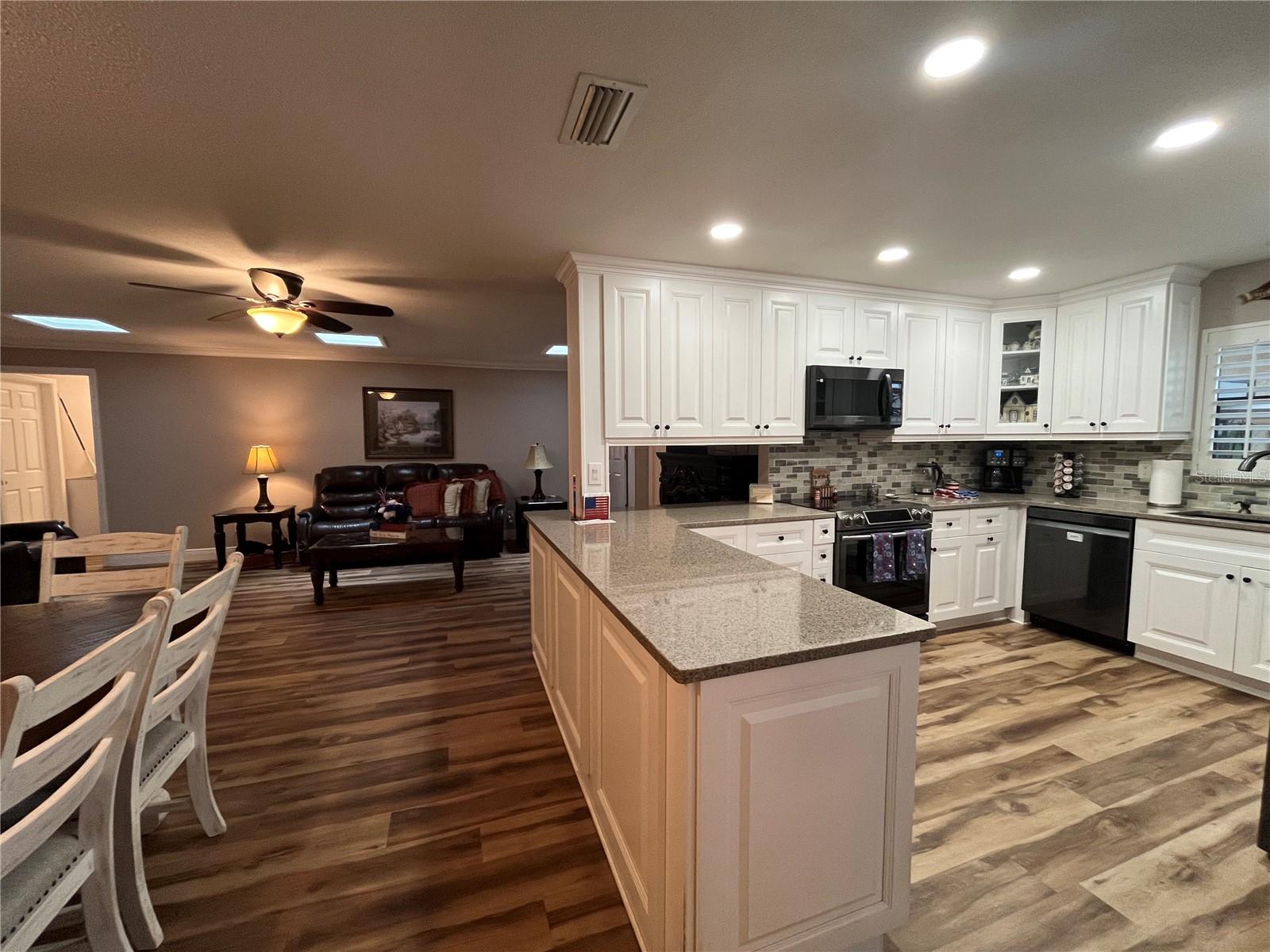 Image 4 of 38 For 915 Rolling Hills Drive