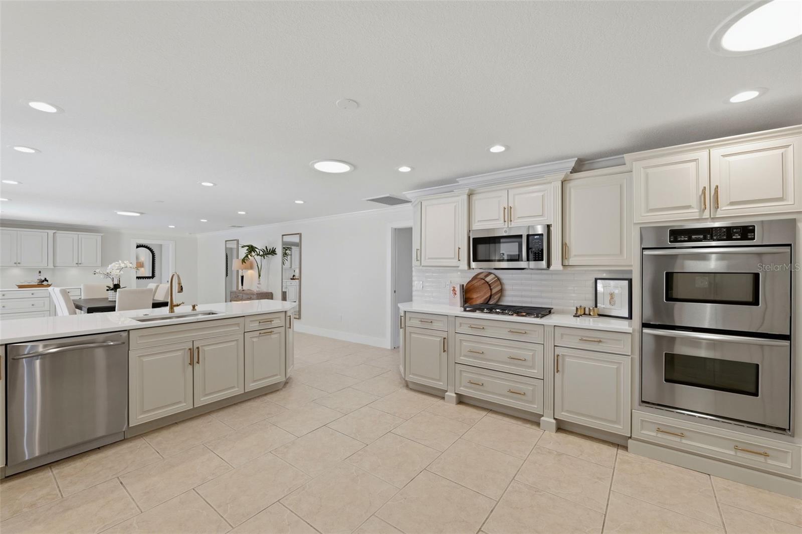 Image 15 of 67 For 2080 Hawaii Avenue Ne