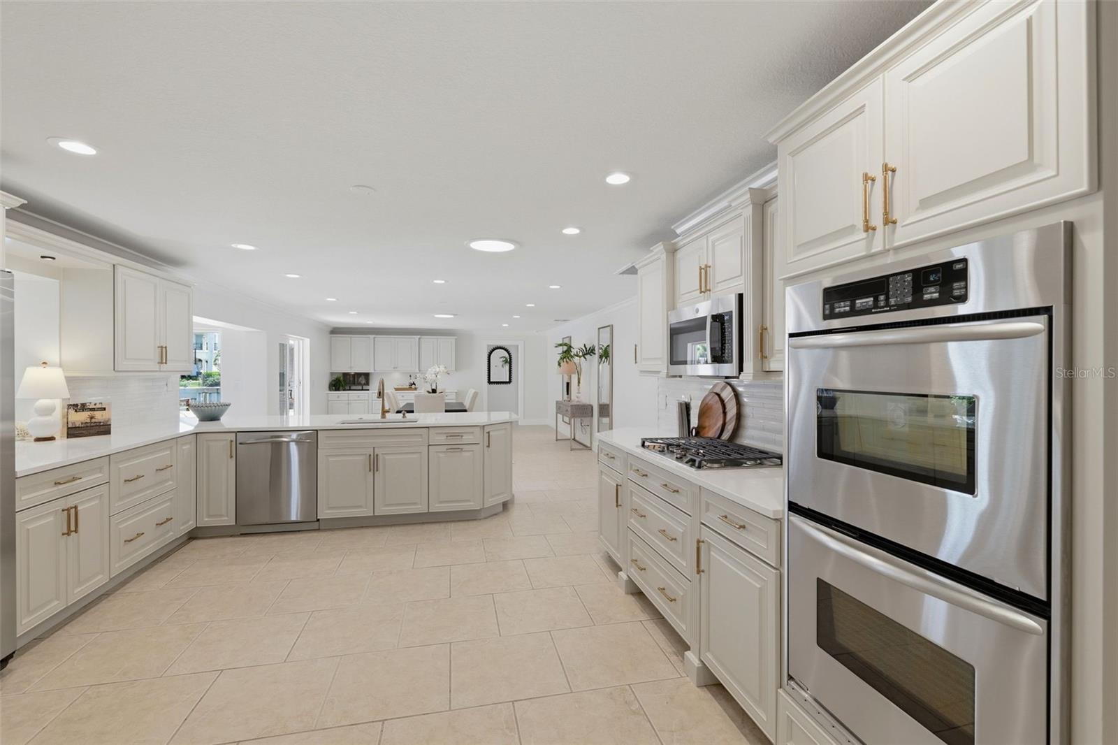 Image 16 of 67 For 2080 Hawaii Avenue Ne