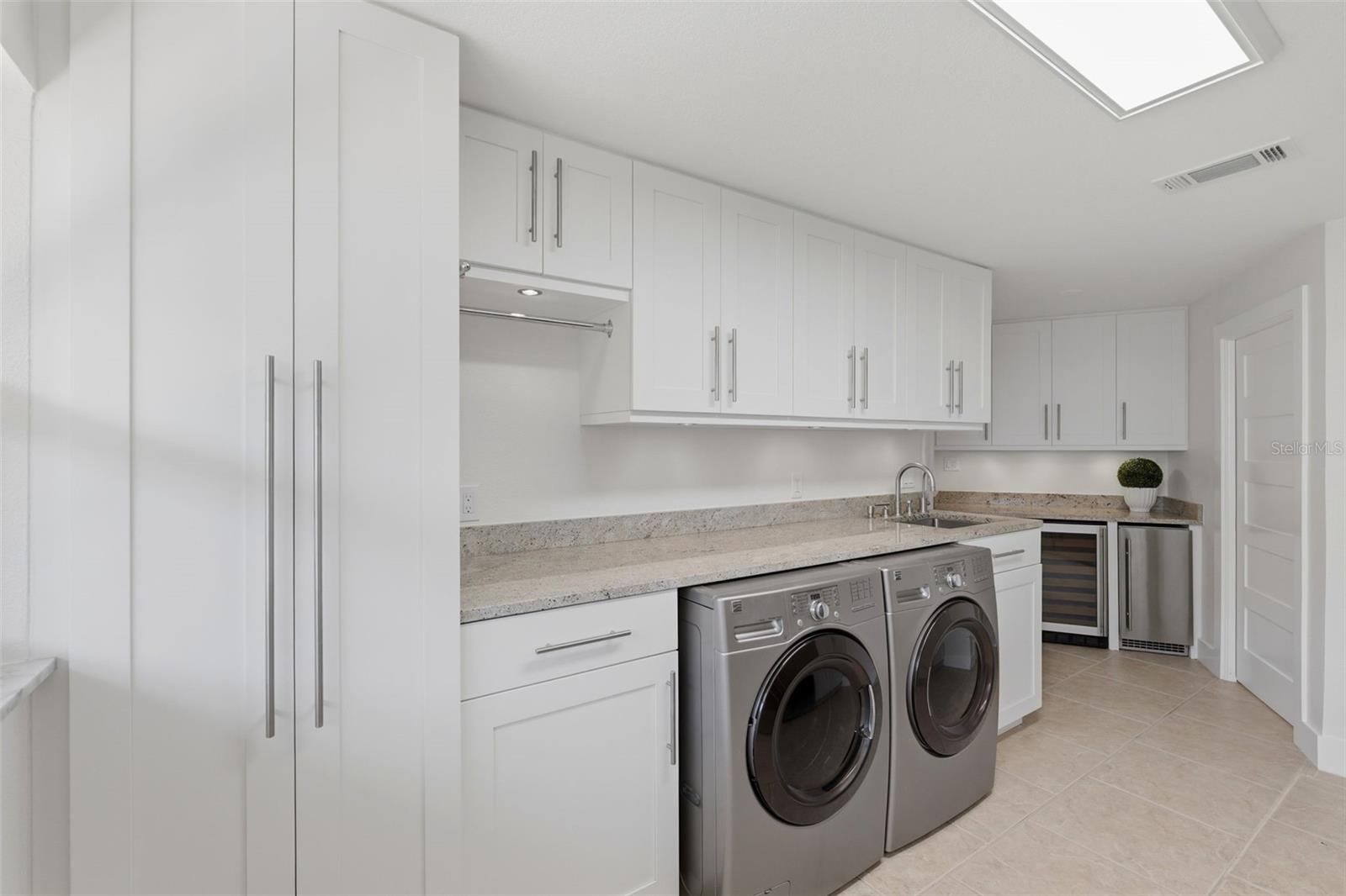 Image 19 of 67 For 2080 Hawaii Avenue Ne