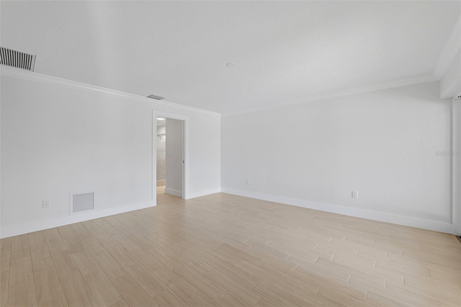 Image 23 of 67 For 2080 Hawaii Avenue Ne