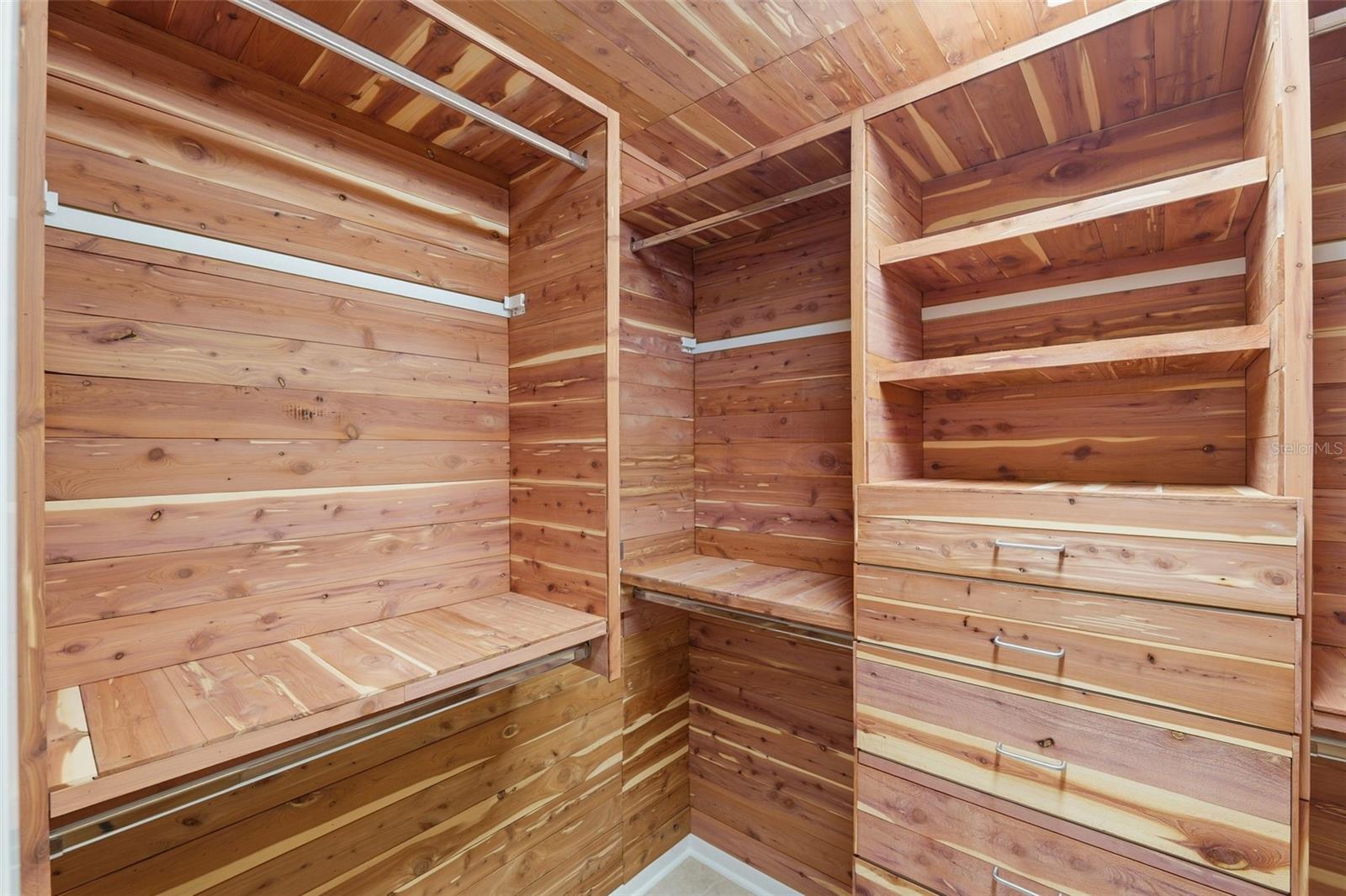 Image 28 of 67 For 2080 Hawaii Avenue Ne