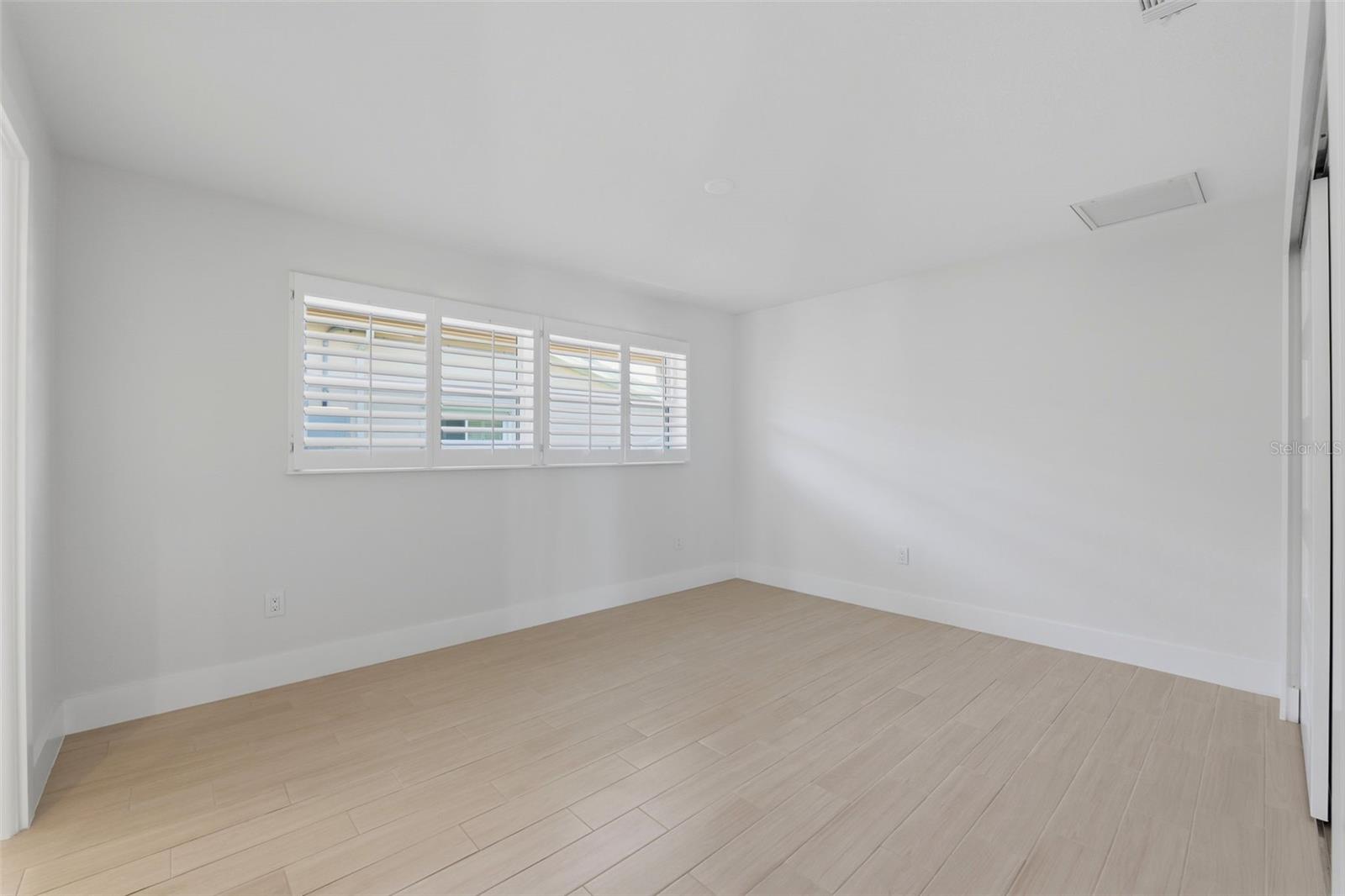 Image 32 of 67 For 2080 Hawaii Avenue Ne