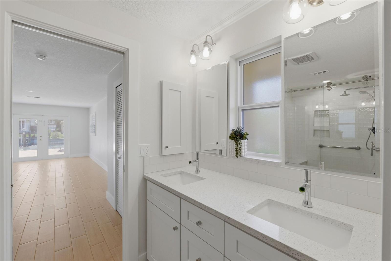 Image 34 of 67 For 2080 Hawaii Avenue Ne