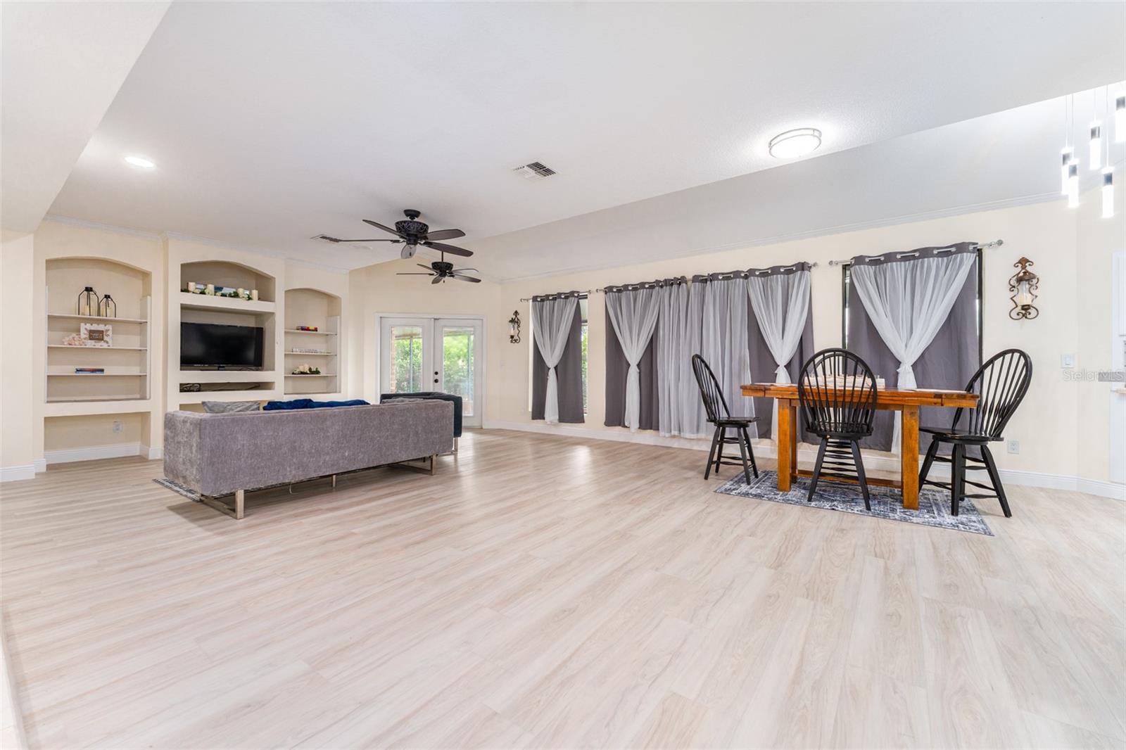 Image 27 of 55 For 6151 Silver Oaks Drive