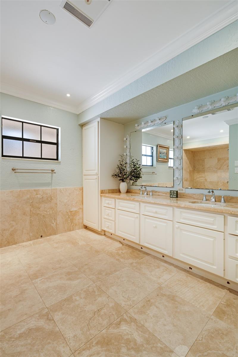 Image 11 of 21 For 573 Holmes Avenue