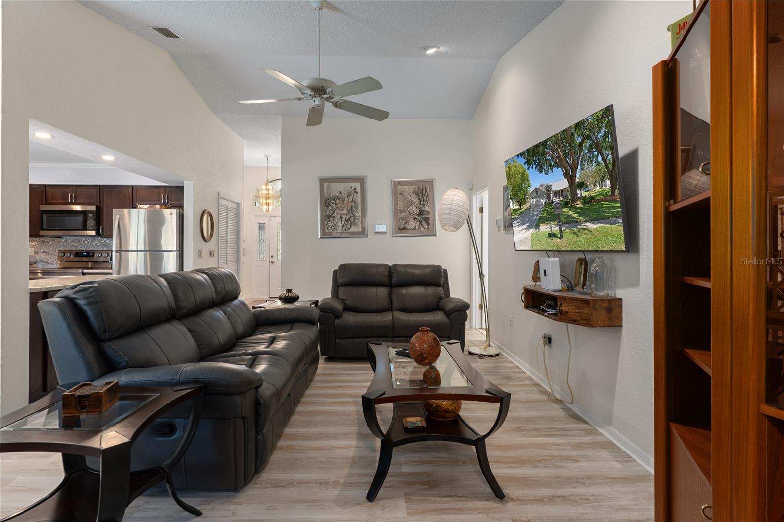 Listing photo id 18 for 18652 Autumn Lake Boulevard