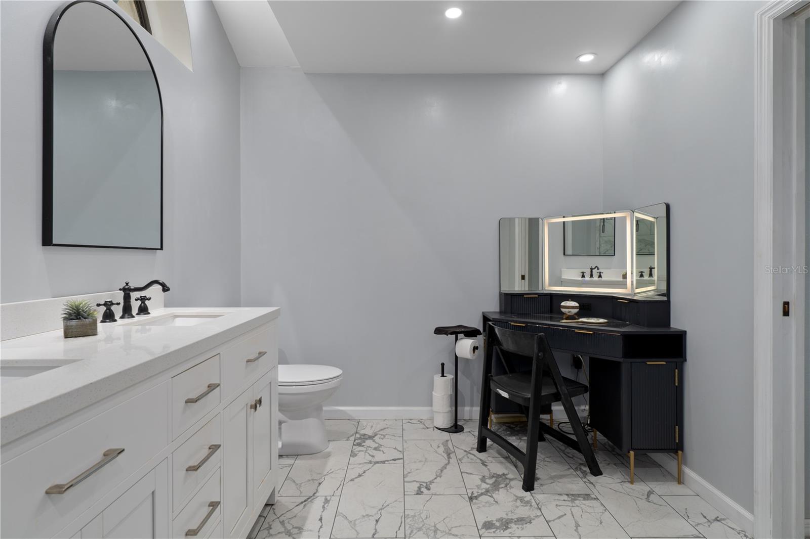 Listing photo id 30 for 18652 Autumn Lake Boulevard