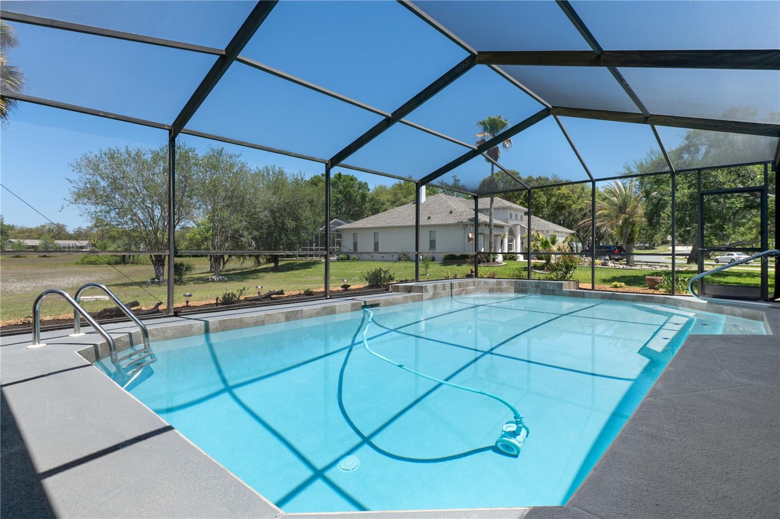 Listing photo id 40 for 18652 Autumn Lake Boulevard