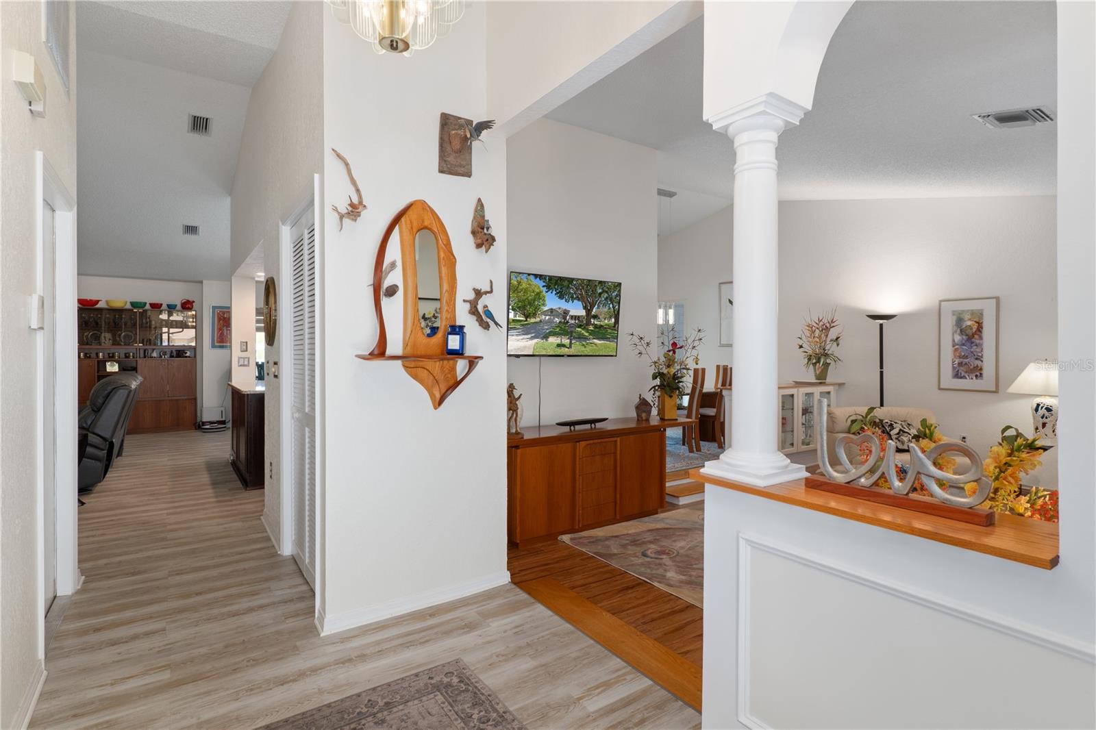 Listing photo id 3 for 18652 Autumn Lake Boulevard