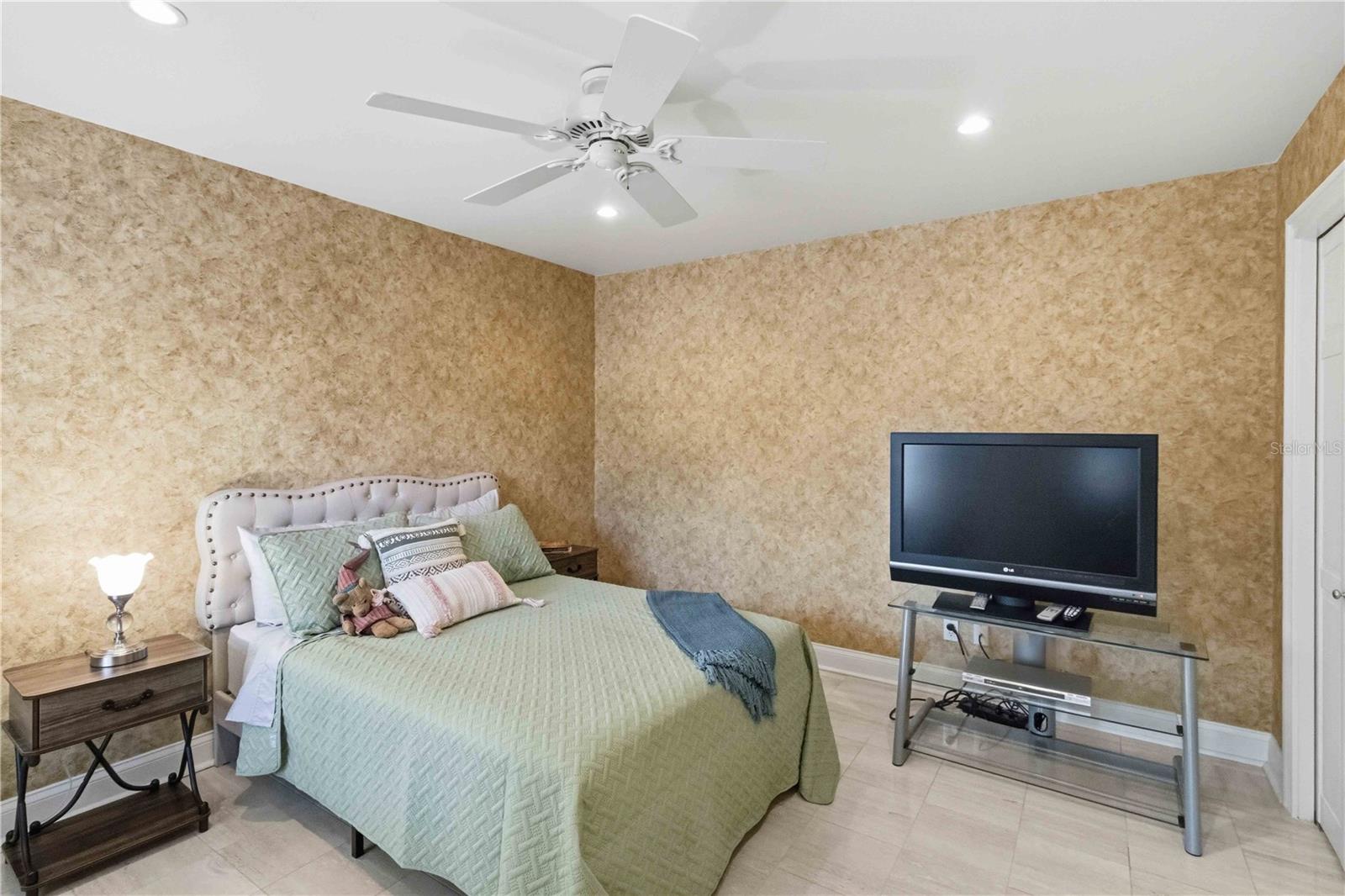 Image 22 of 43 For 5414 Crescent Drive