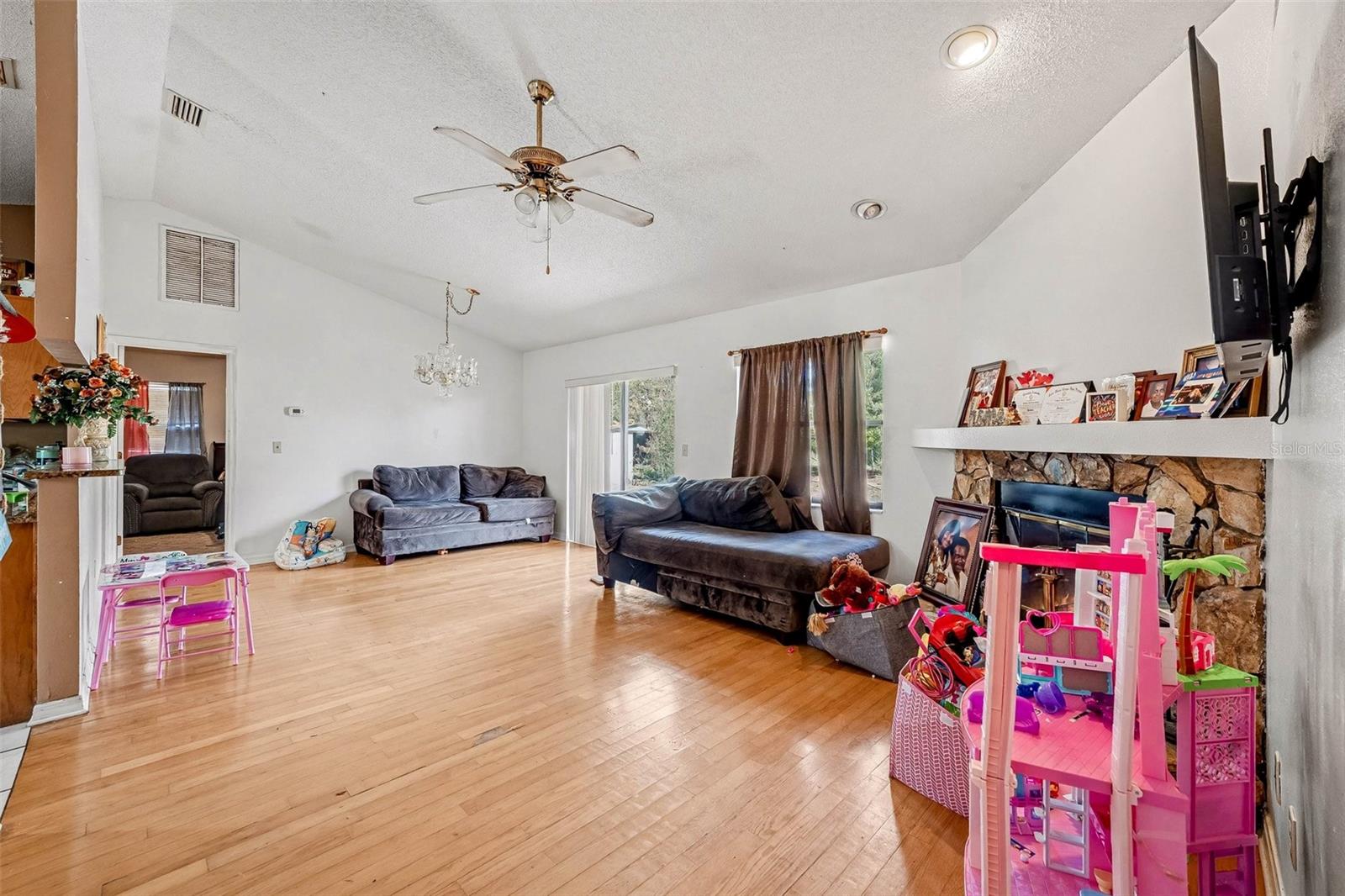 Image 4 of 13 For 917 Devonshire Way