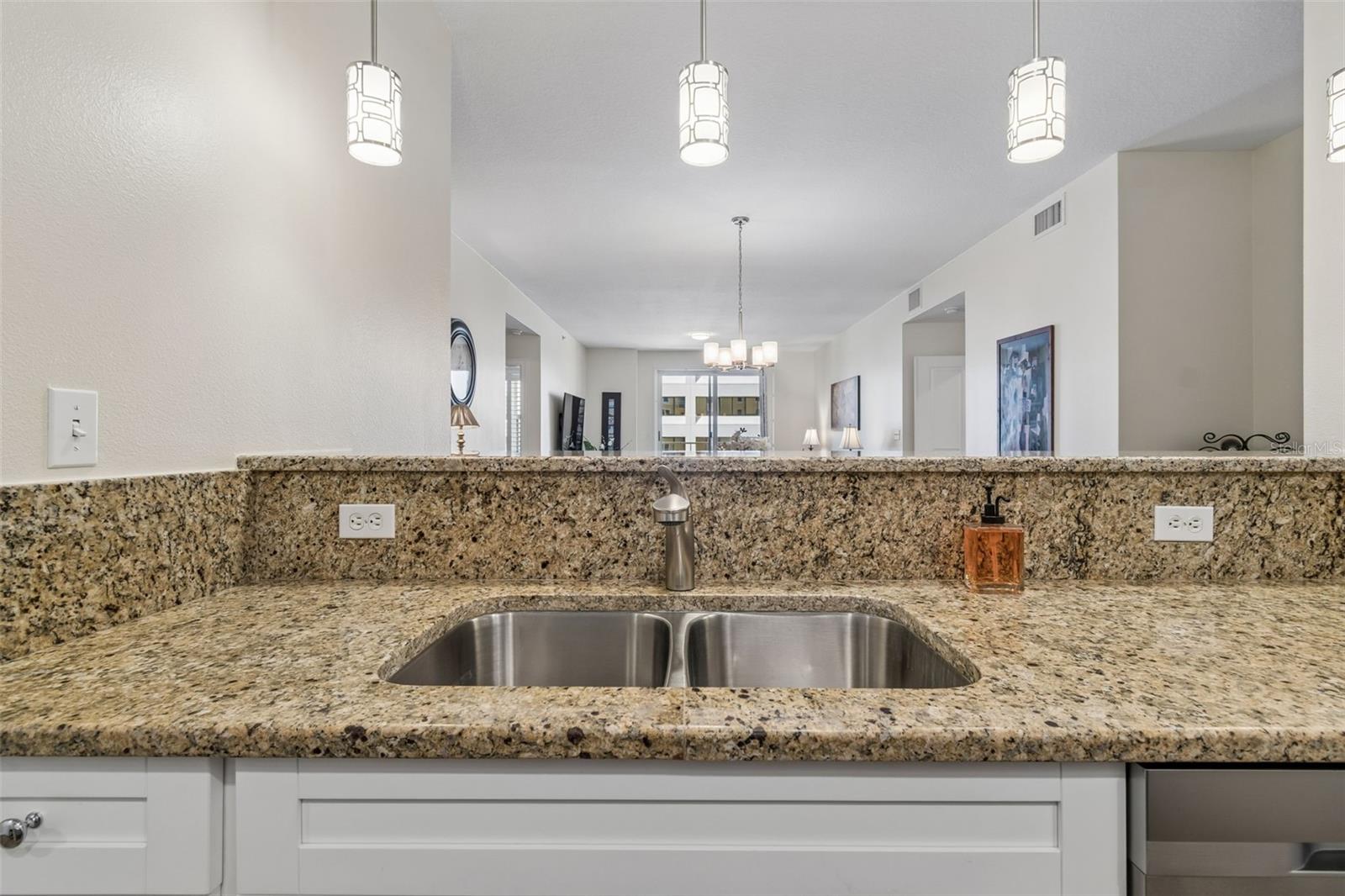 Image 10 of 49 For 628 Cleveland Street 904