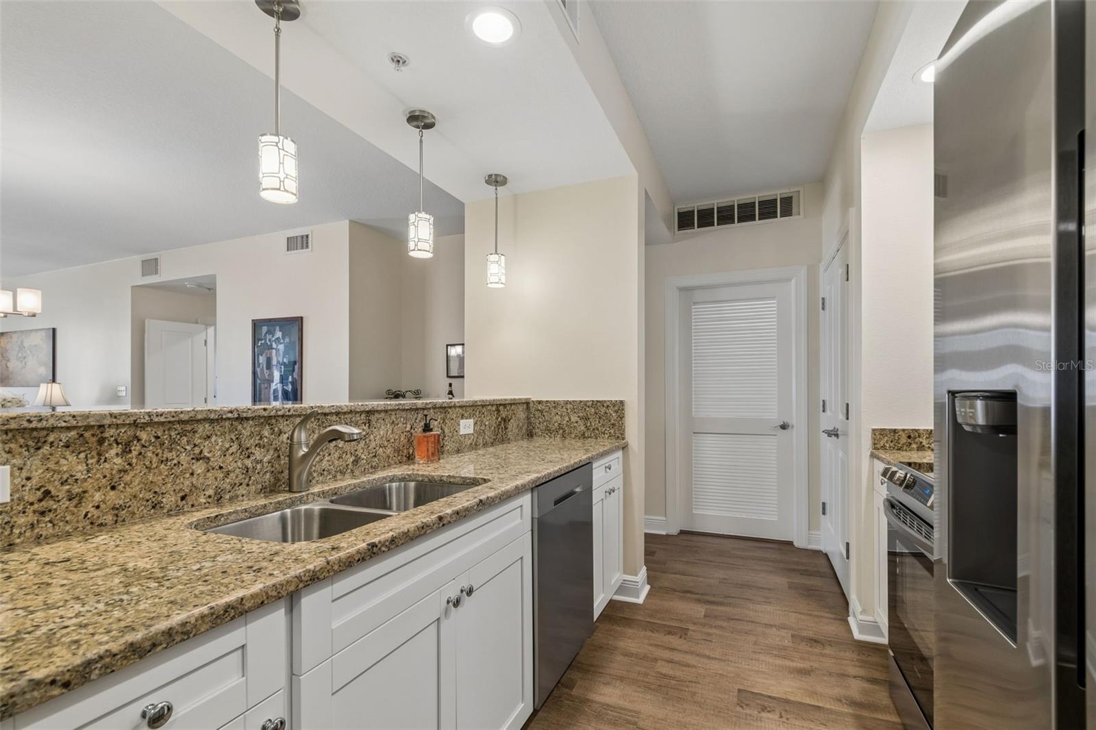 Image 11 of 49 For 628 Cleveland Street 904