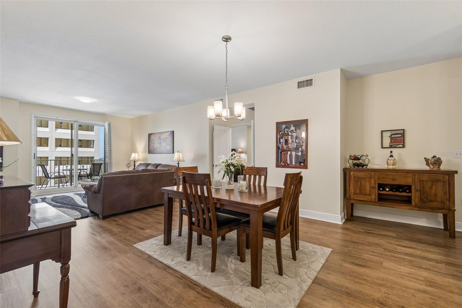 Image 14 of 49 For 628 Cleveland Street 904