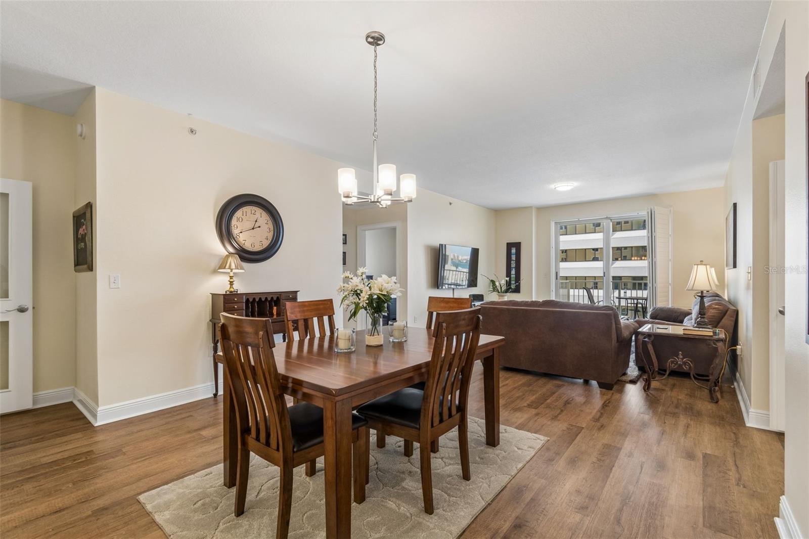 Image 15 of 49 For 628 Cleveland Street 904