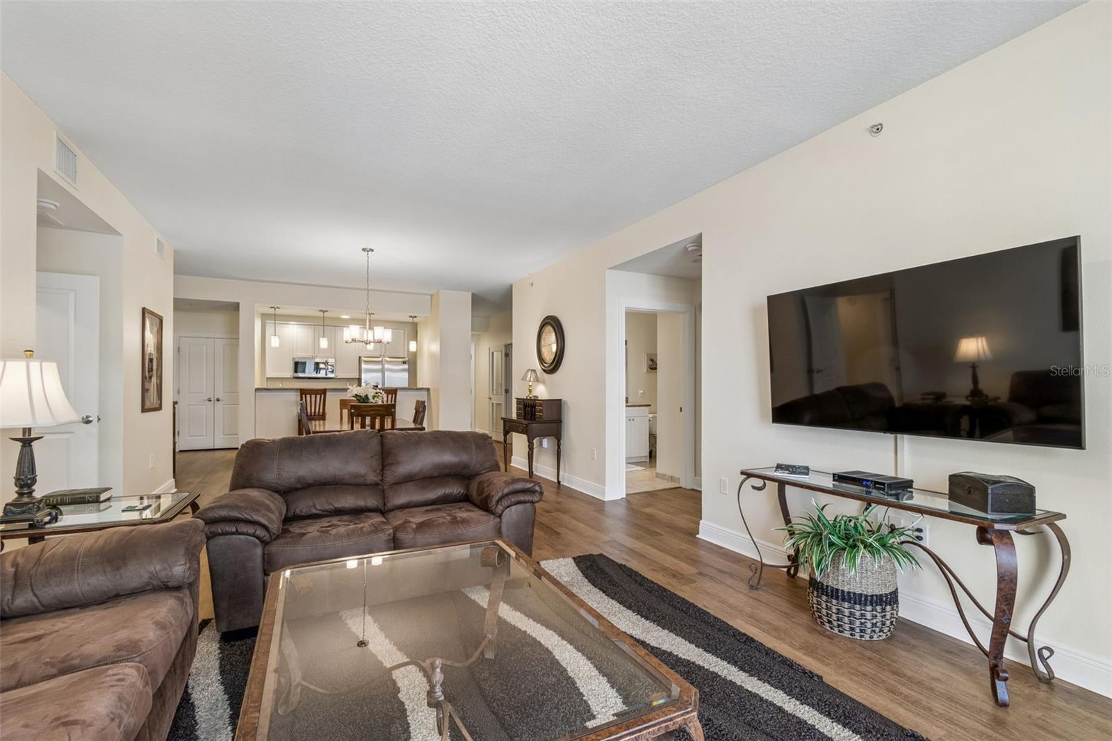 Image 16 of 49 For 628 Cleveland Street 904