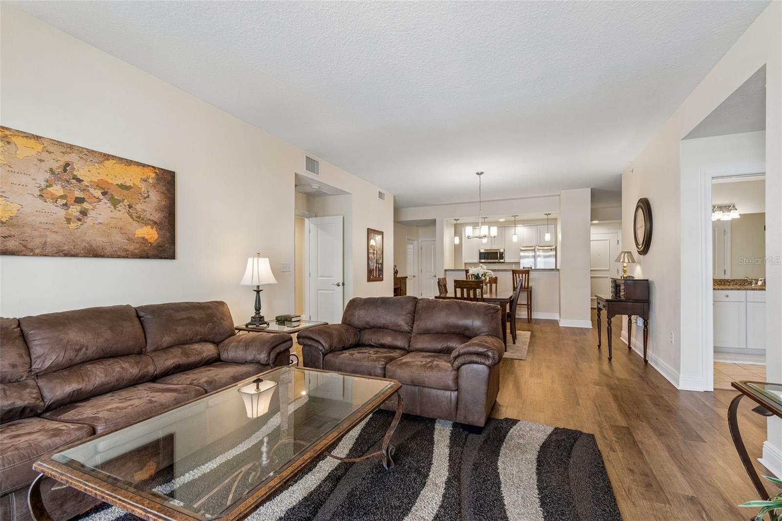 Image 17 of 49 For 628 Cleveland Street 904