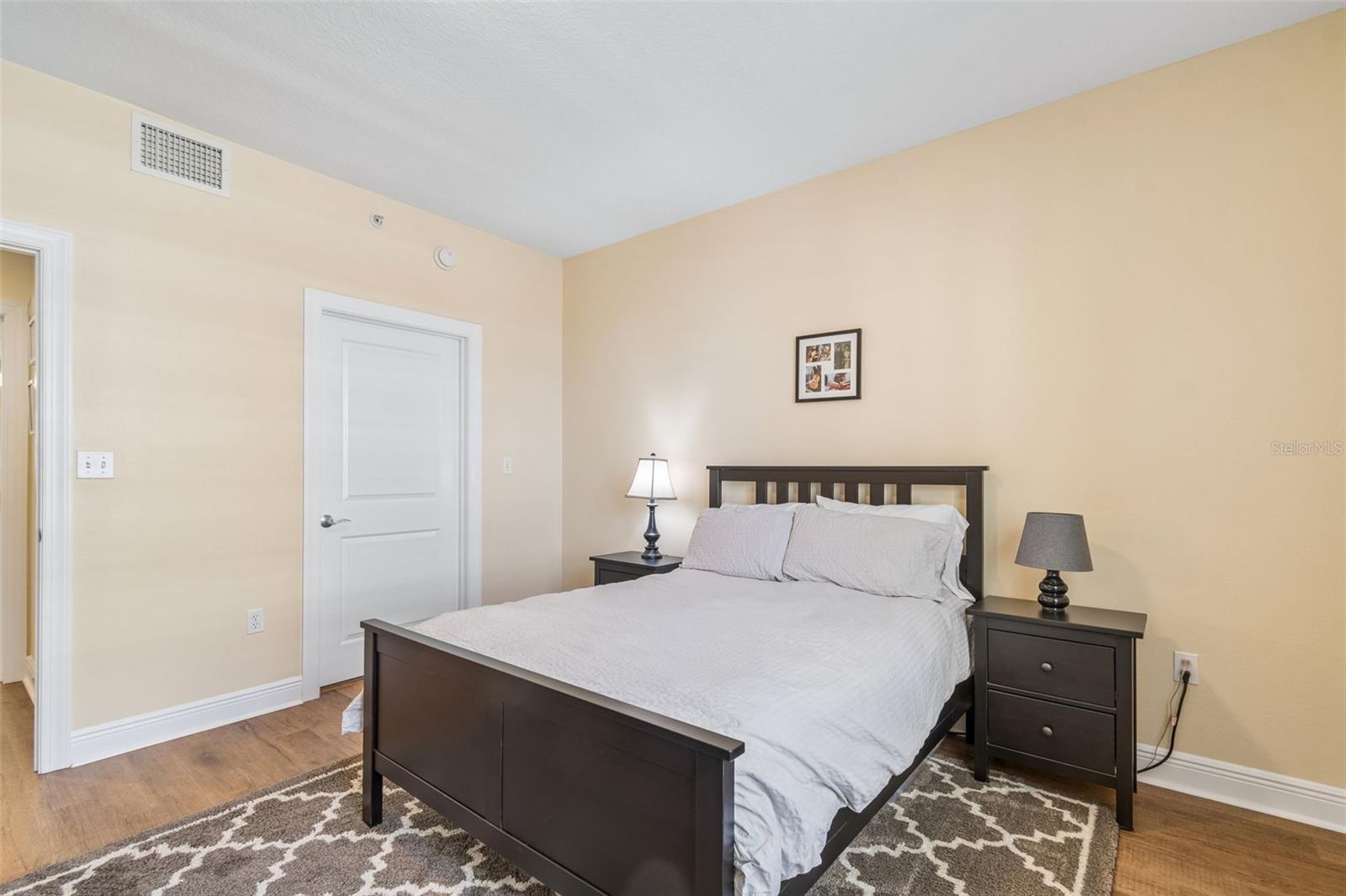 Image 22 of 49 For 628 Cleveland Street 904