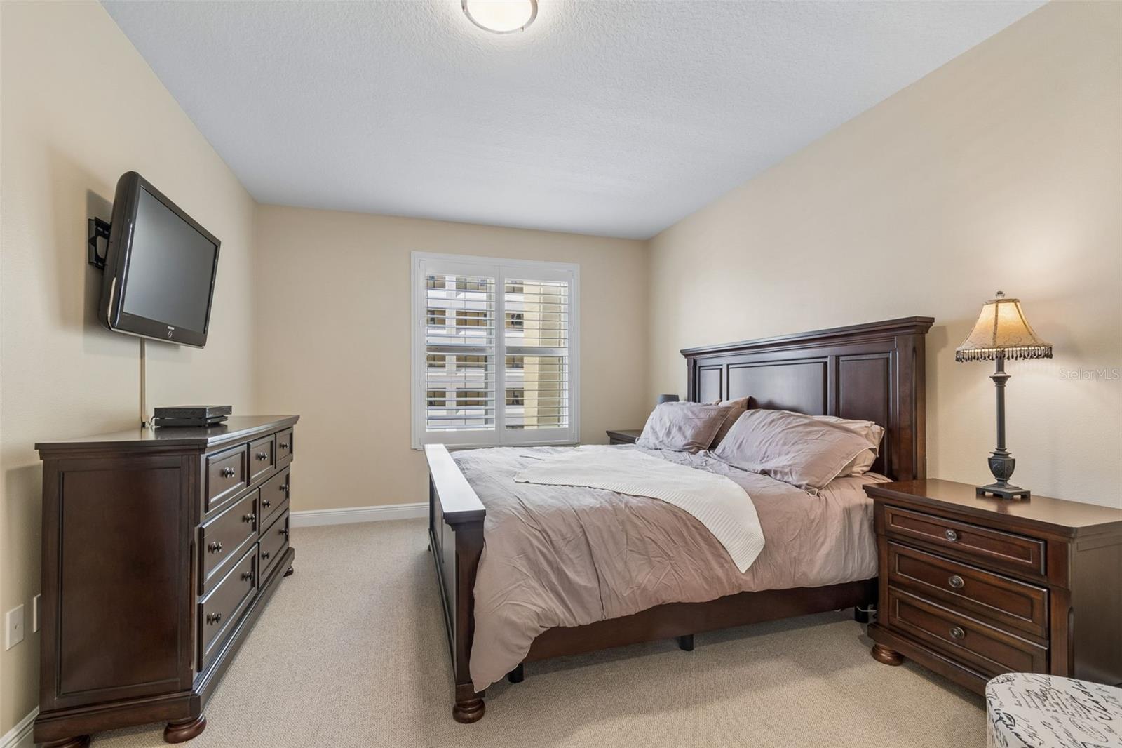 Image 27 of 49 For 628 Cleveland Street 904