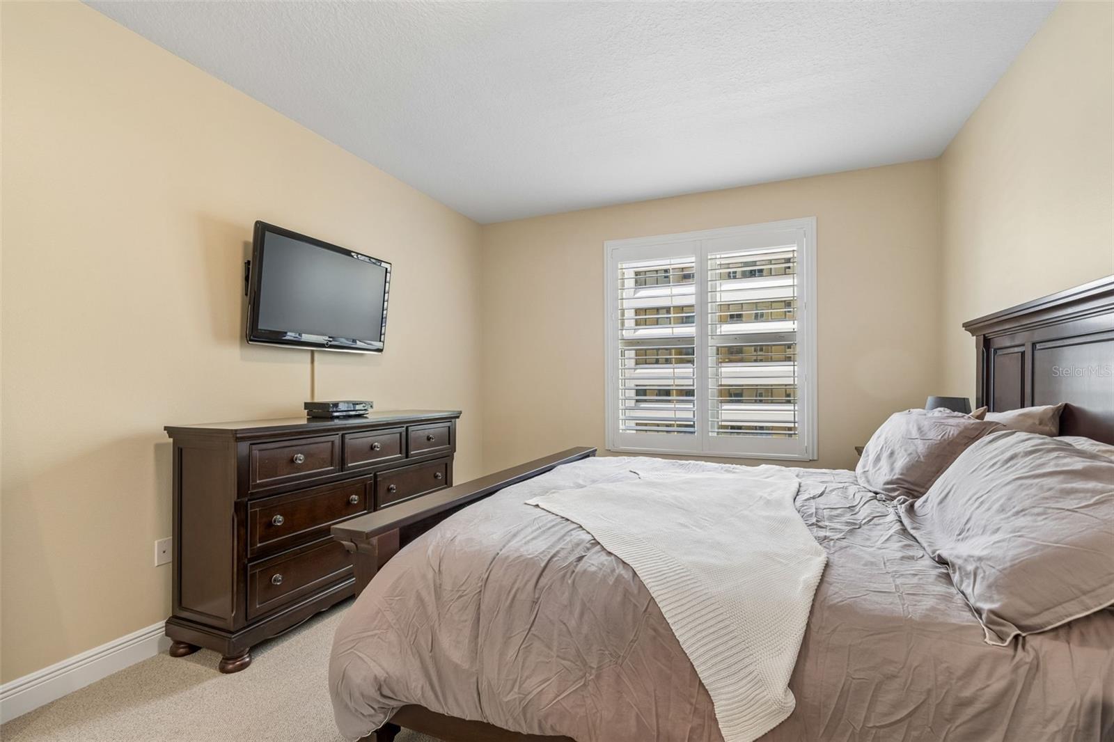 Image 28 of 49 For 628 Cleveland Street 904