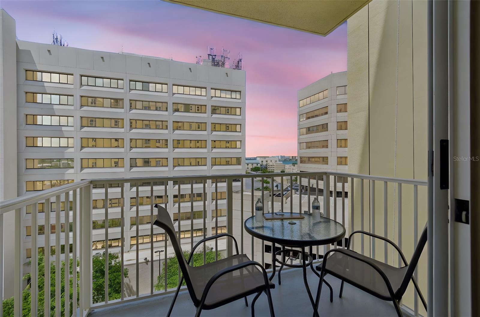 Image 3 of 49 For 628 Cleveland Street 904