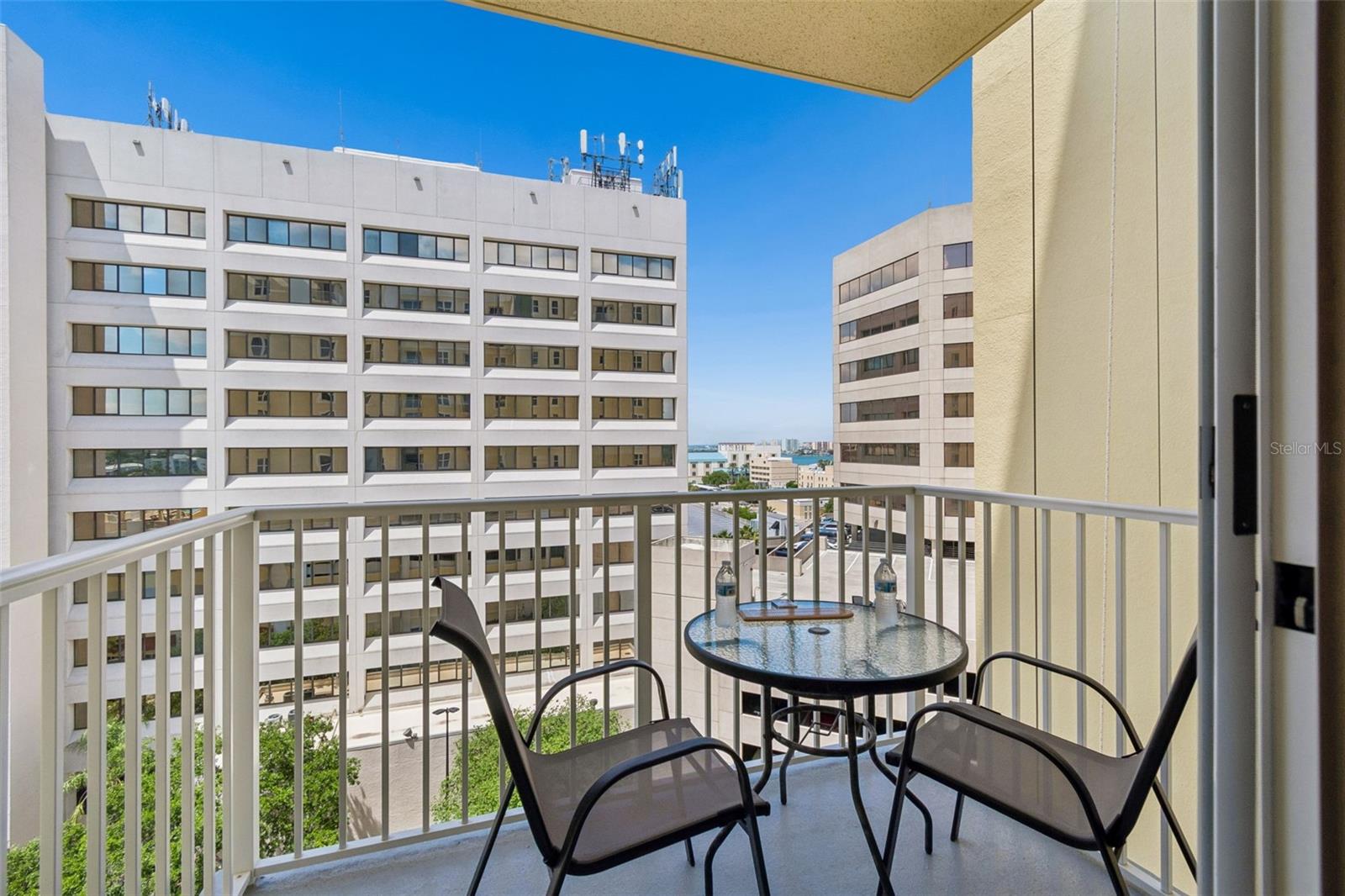 Image 33 of 49 For 628 Cleveland Street 904