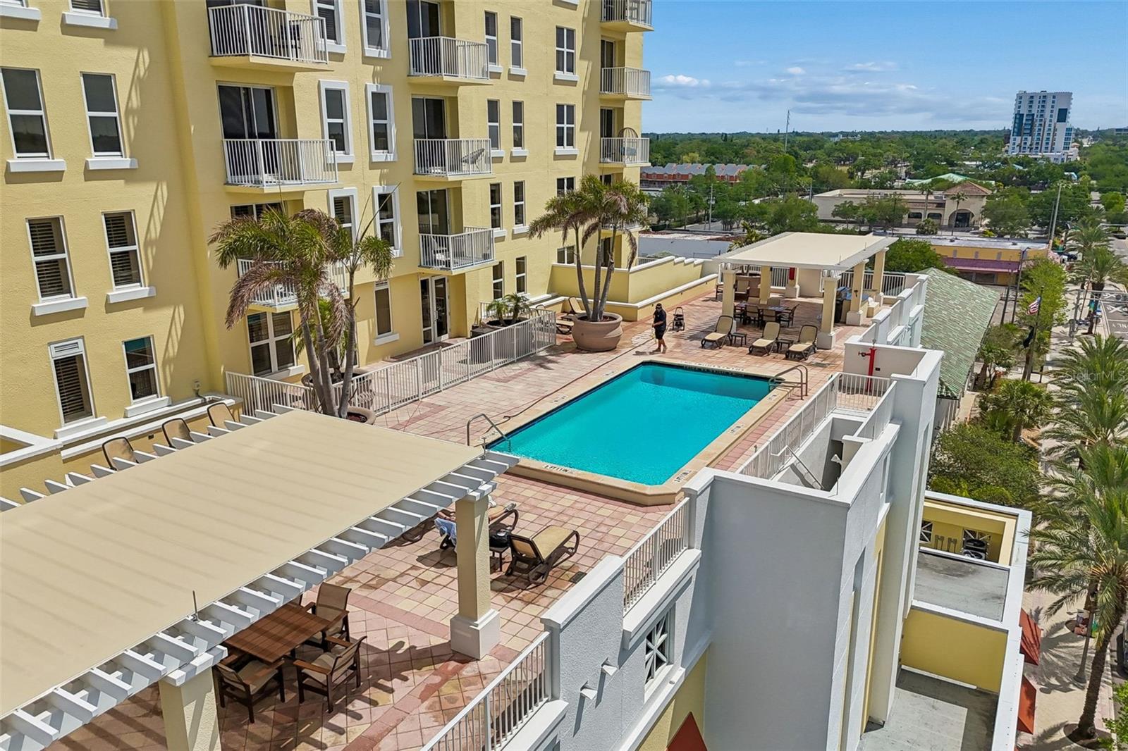 Image 34 of 49 For 628 Cleveland Street 904