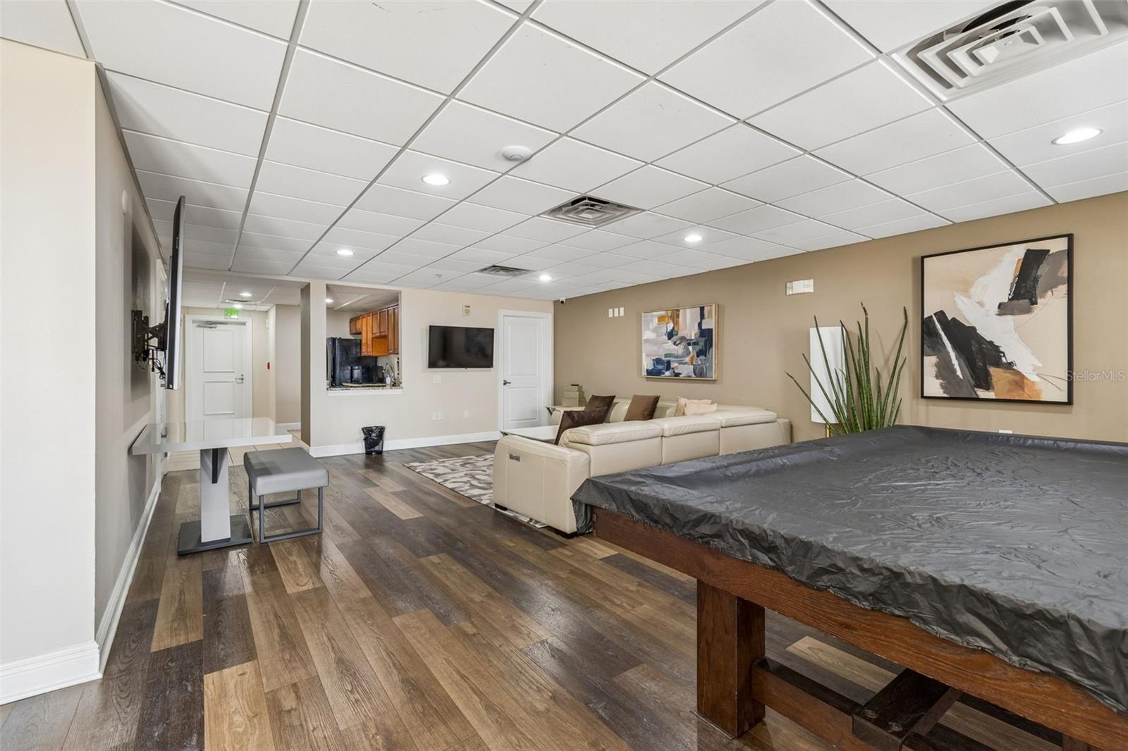 Image 38 of 49 For 628 Cleveland Street 904