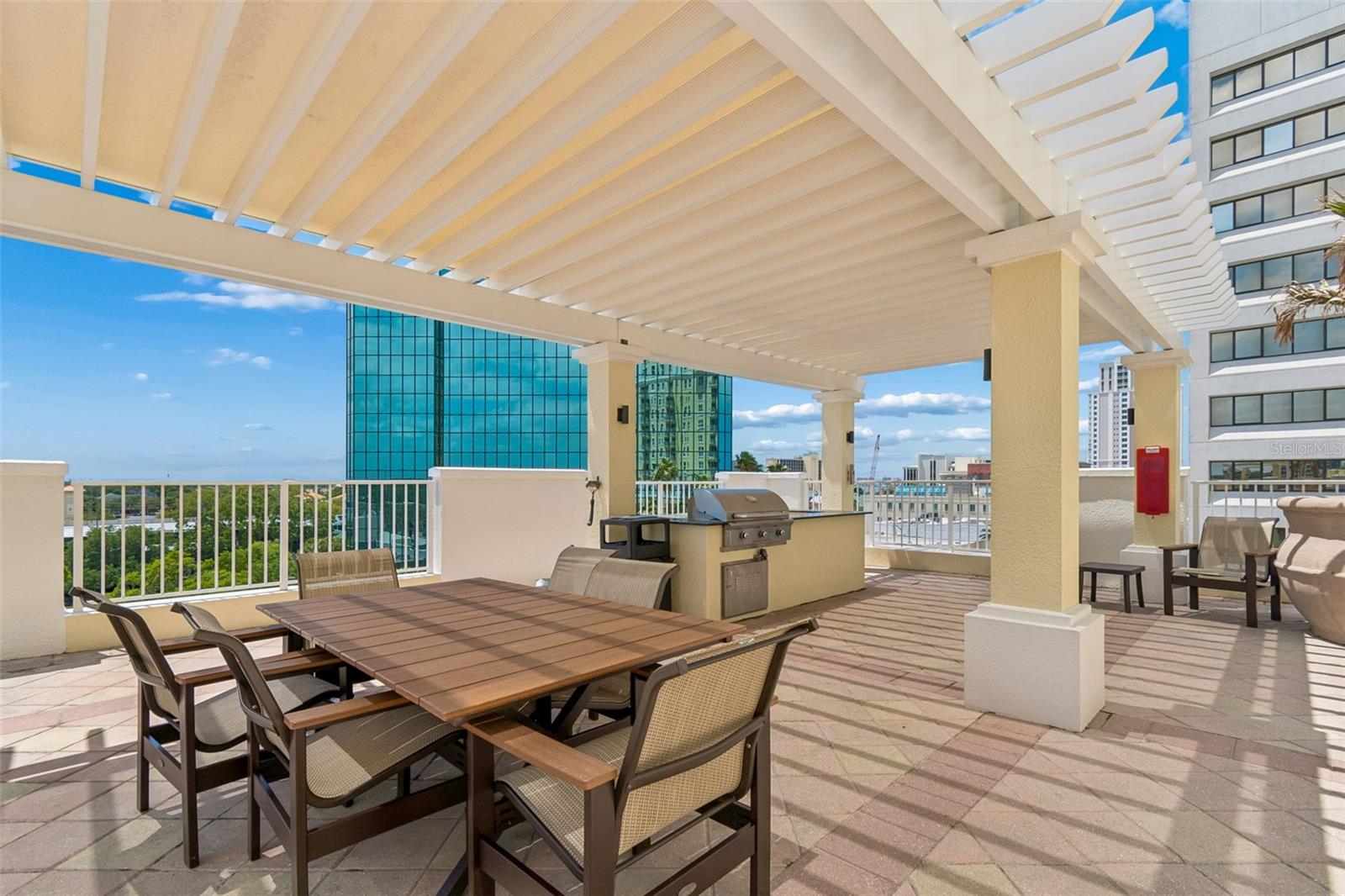 Image 43 of 49 For 628 Cleveland Street 904