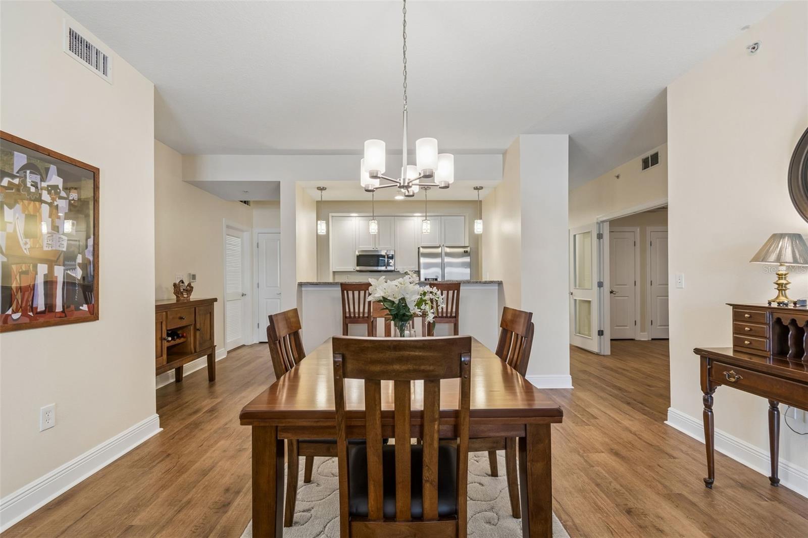 Image 5 of 49 For 628 Cleveland Street 904