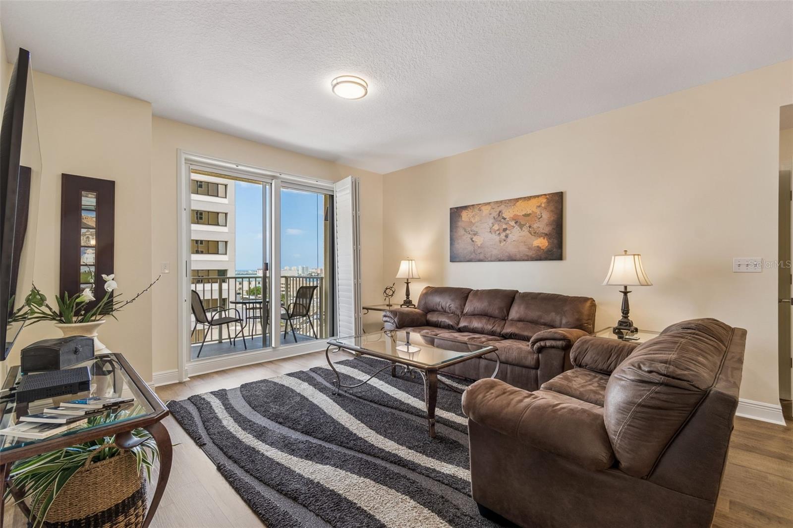 Image 6 of 49 For 628 Cleveland Street 904