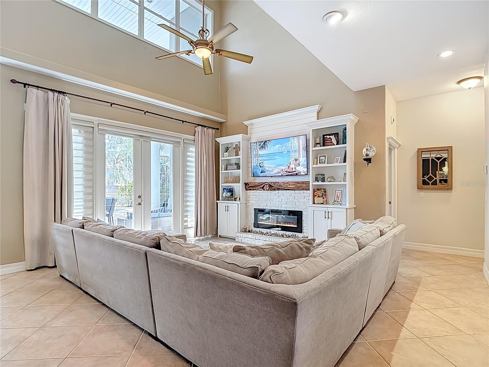 Image 32 of 75 For 2425 Valrico Forest Drive