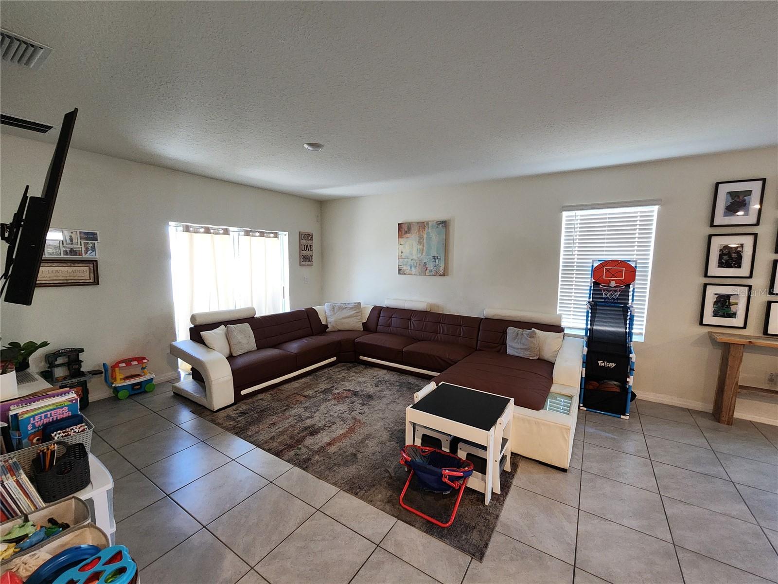 Image 18 of 39 For 17033 Oval Rum Drive