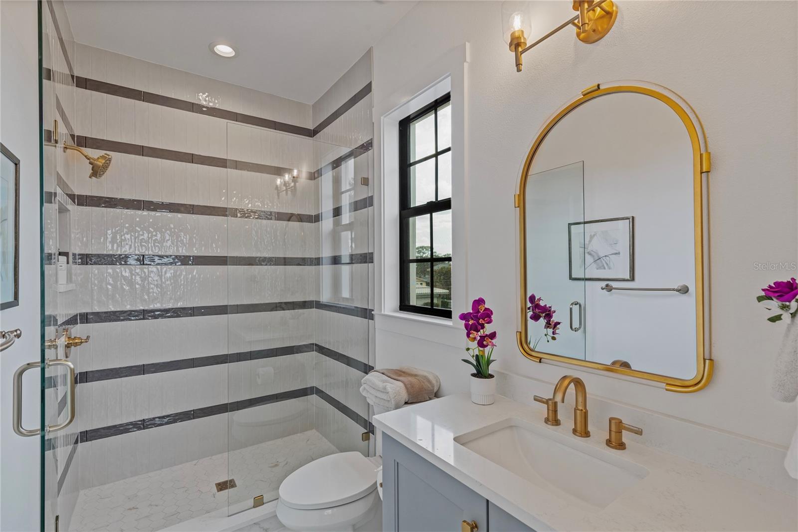 Image 35 of 68 For 220 Ninetieth Avenue Ne