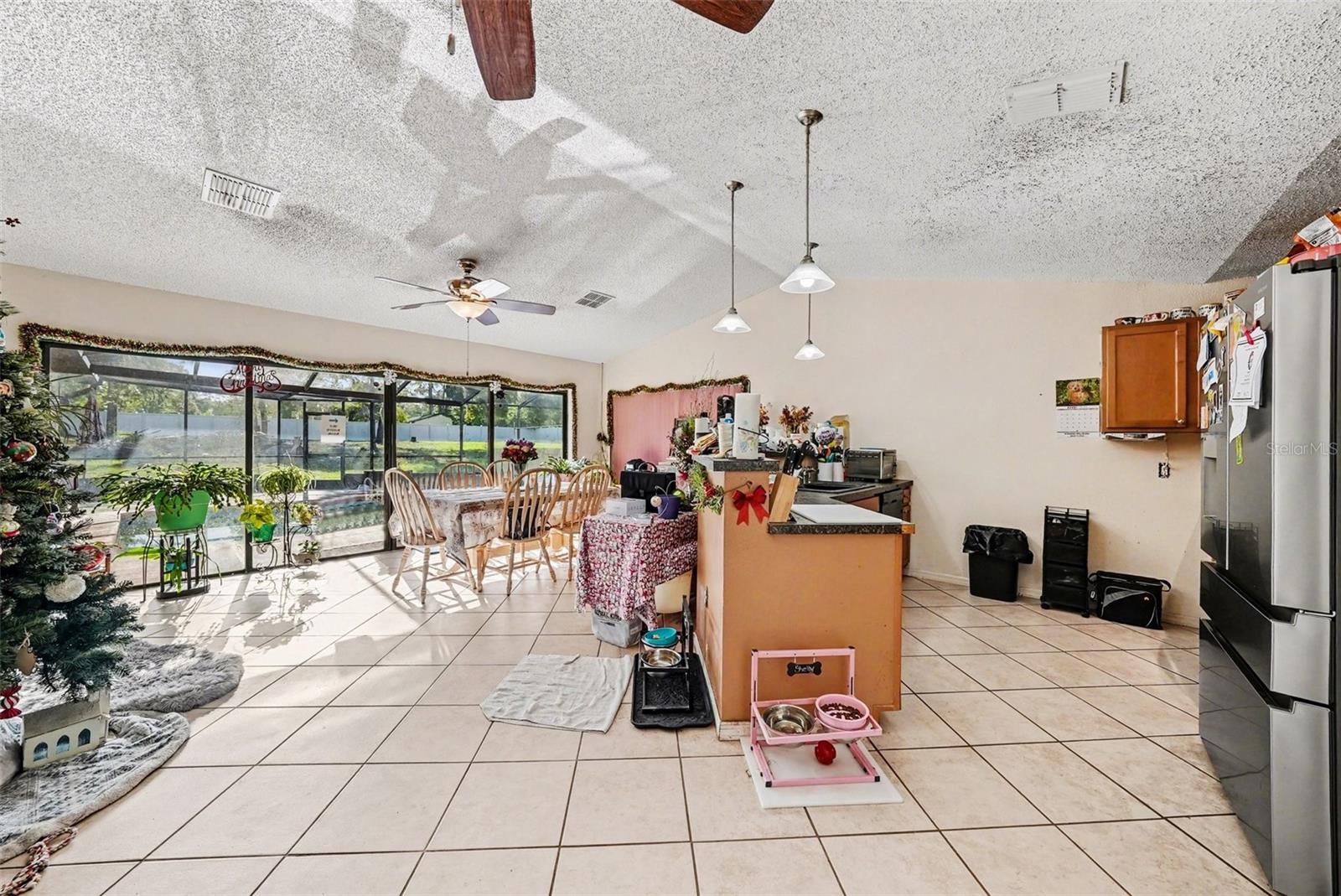 Listing photo id 2 for 13917 Linden Drive