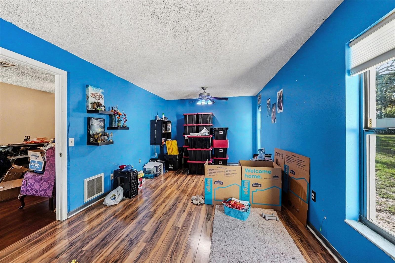 Listing photo id 3 for 13917 Linden Drive