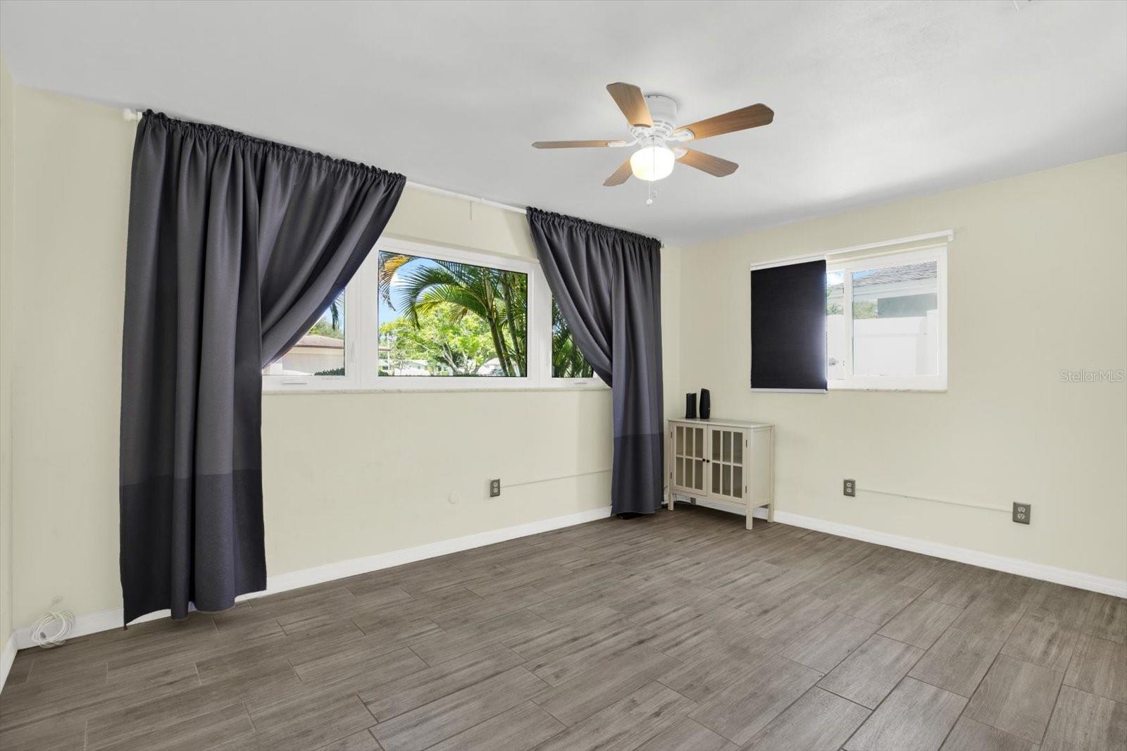 Image 11 of 19 For 1815 Chateau Drive E