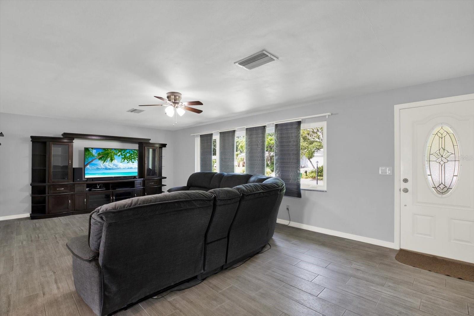 Image 2 of 19 For 1815 Chateau Drive E