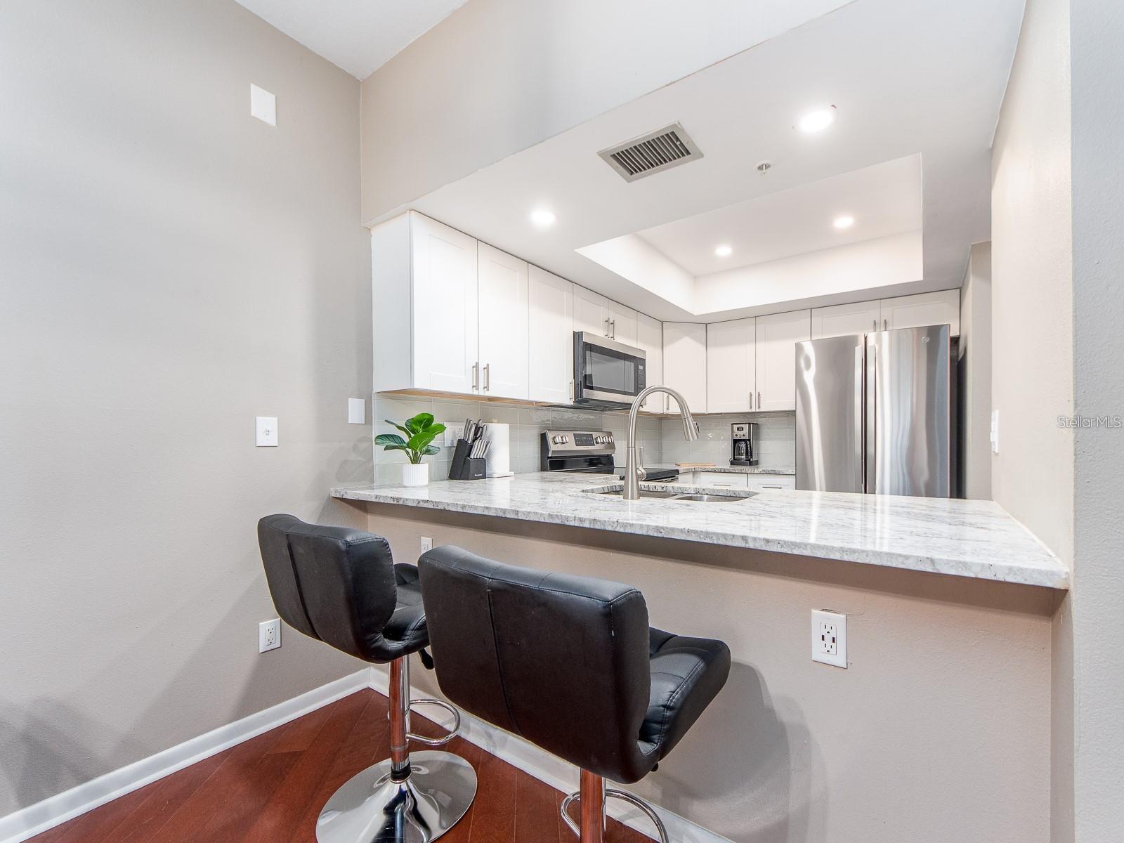 Image 10 of 37 For 320 Island Way 606