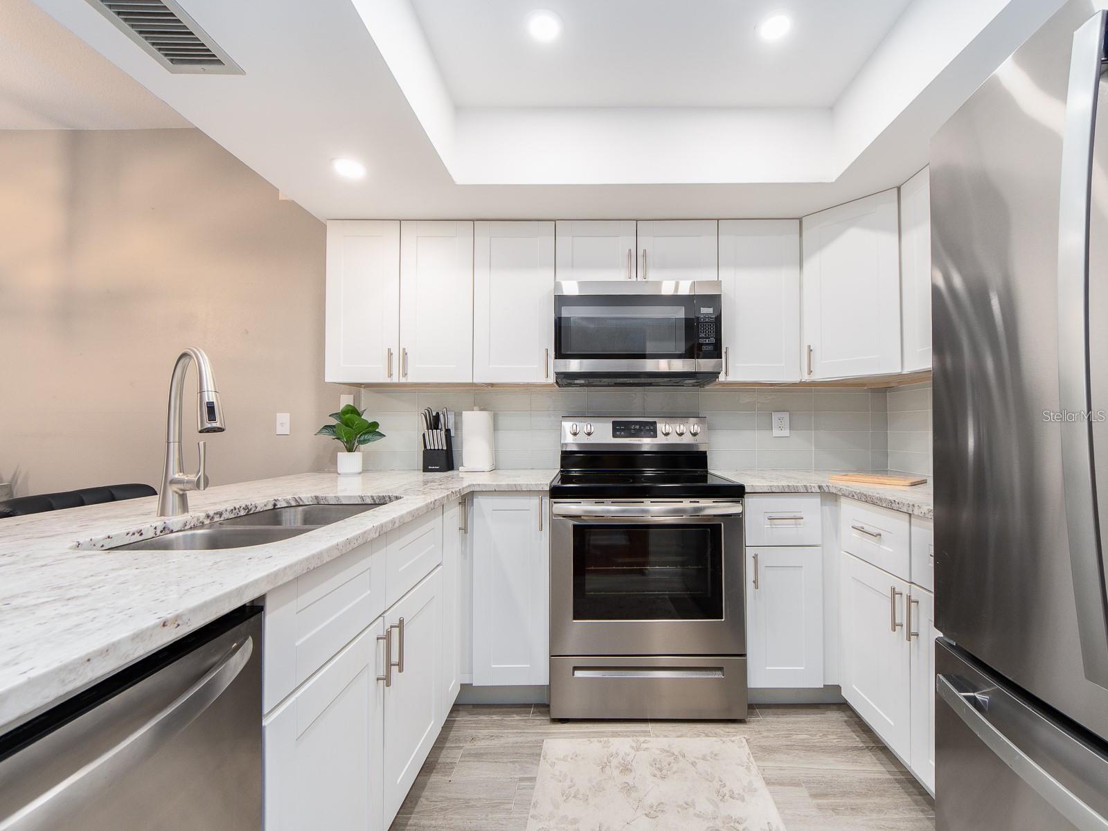 Image 11 of 37 For 320 Island Way 606