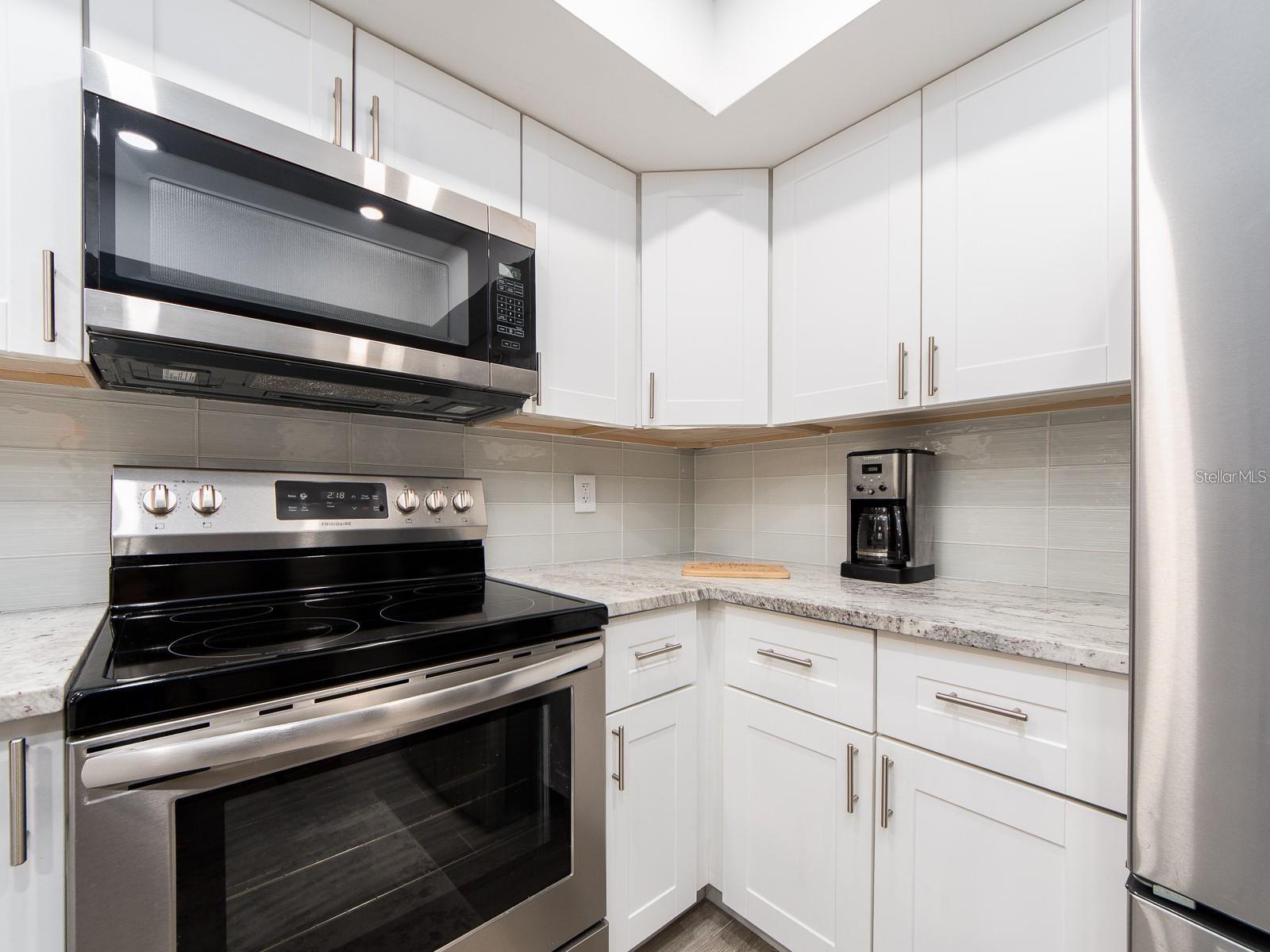 Image 12 of 37 For 320 Island Way 606