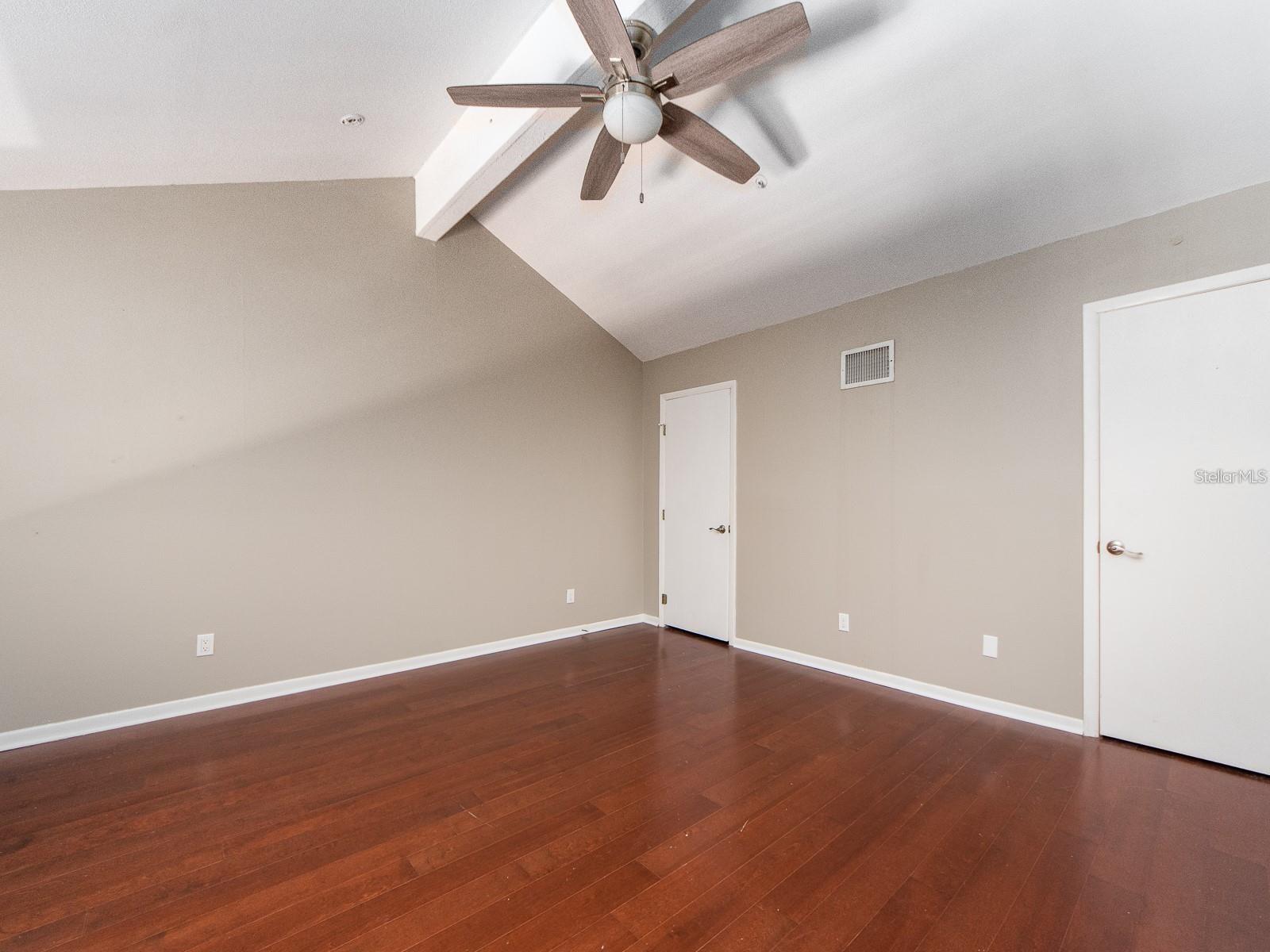 Image 23 of 37 For 320 Island Way 606