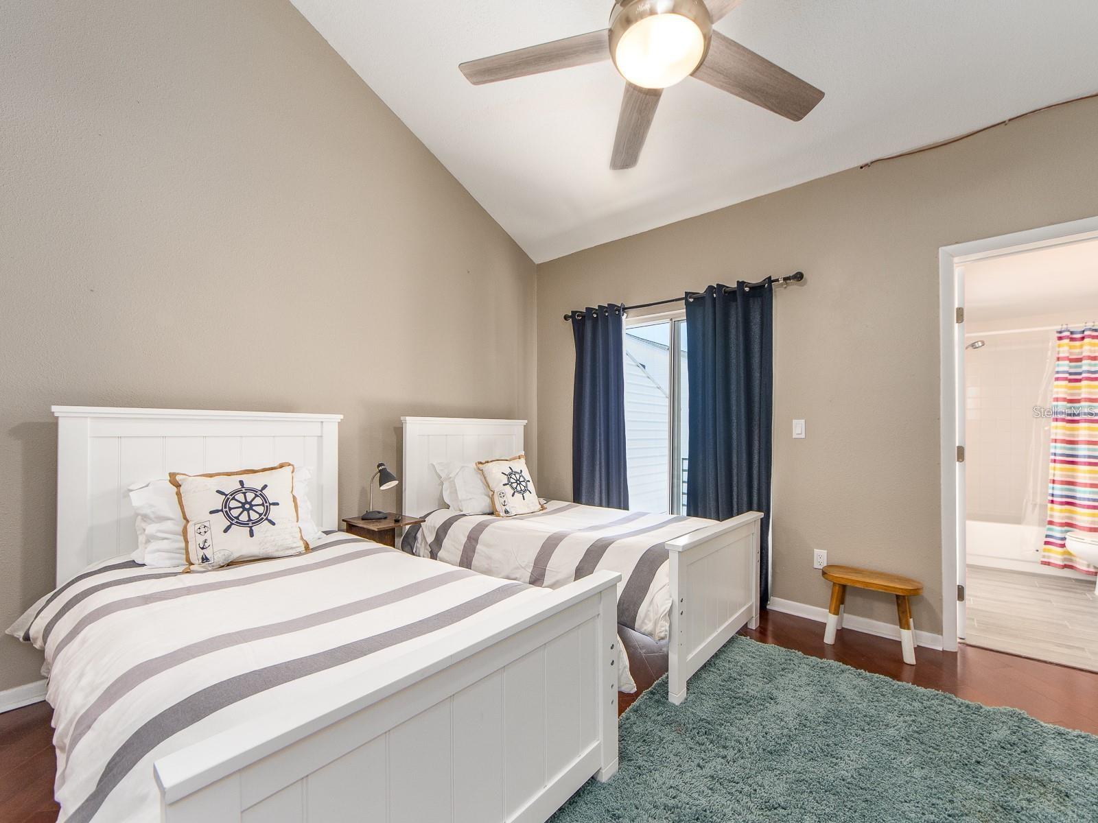 Image 28 of 37 For 320 Island Way 606