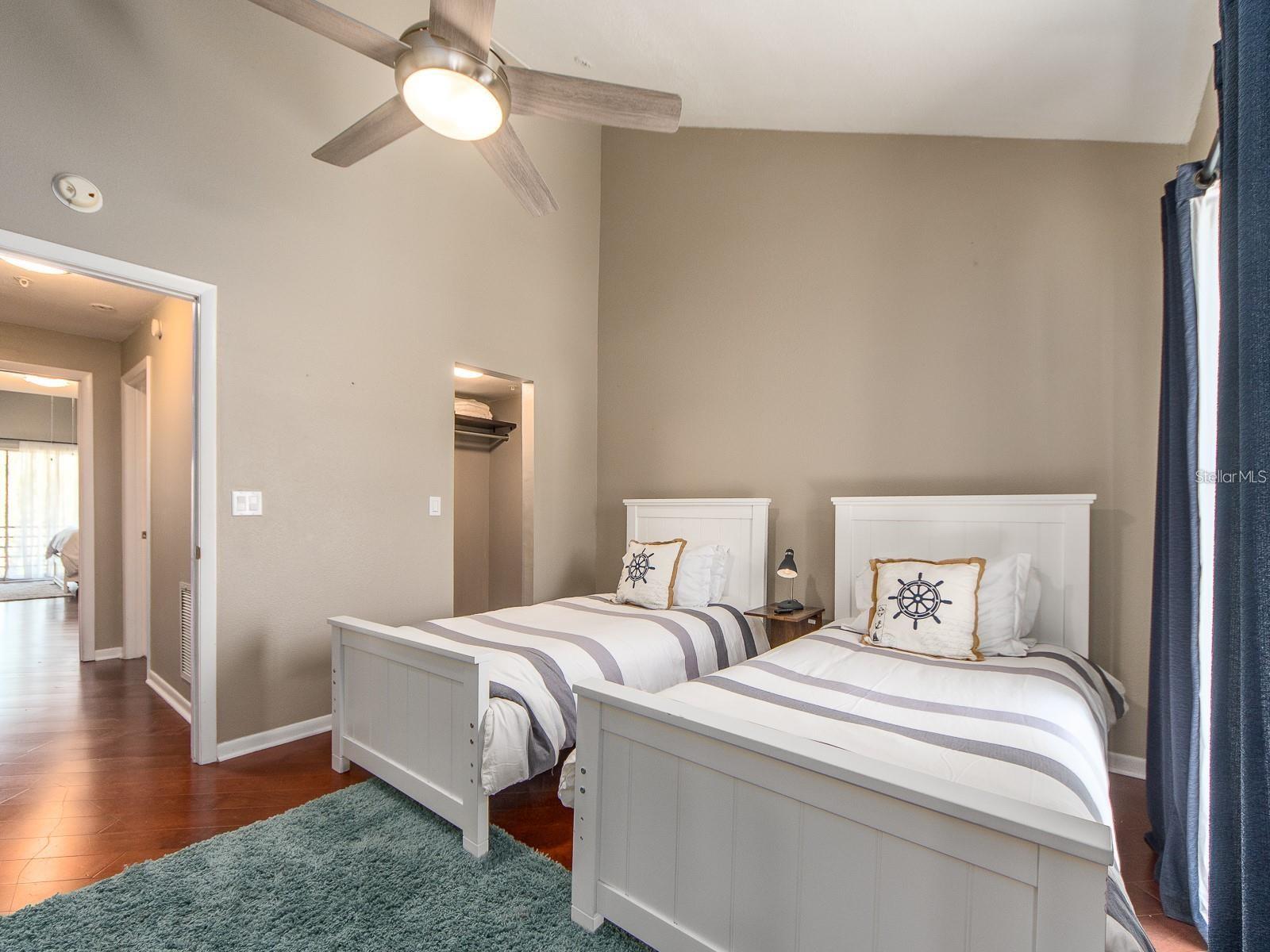 Image 29 of 37 For 320 Island Way 606