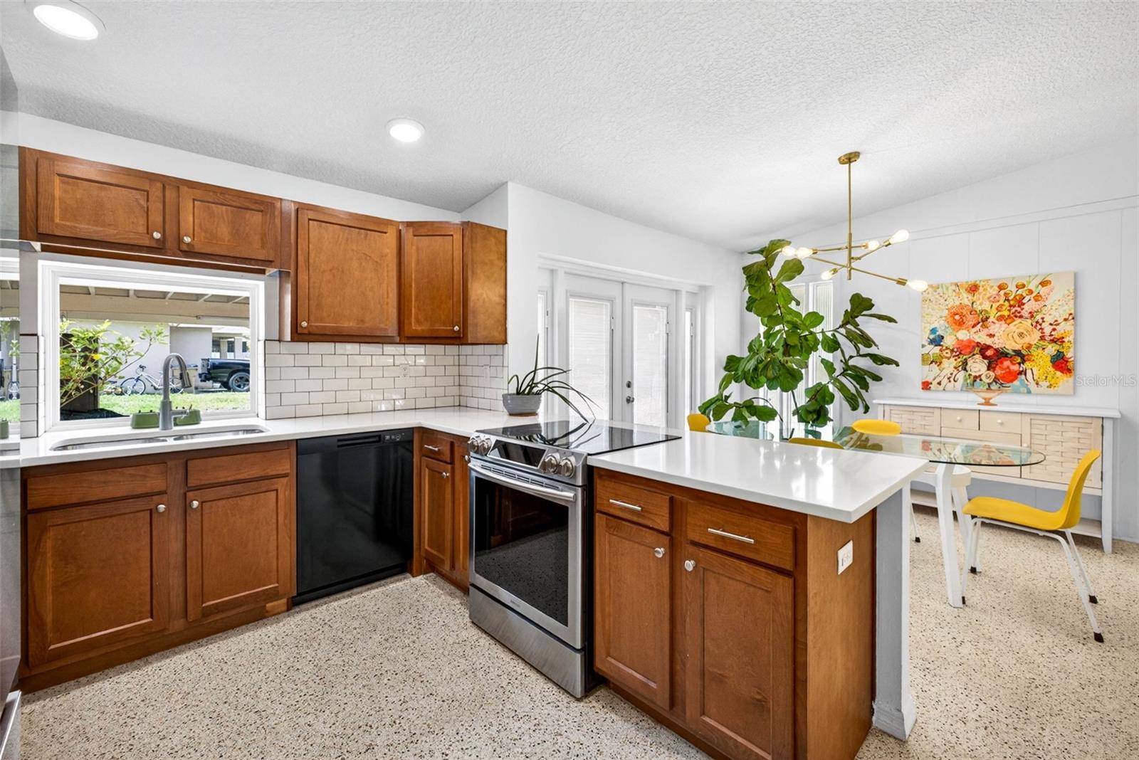 Image 21 of 69 For 515 Broxburn Avenue