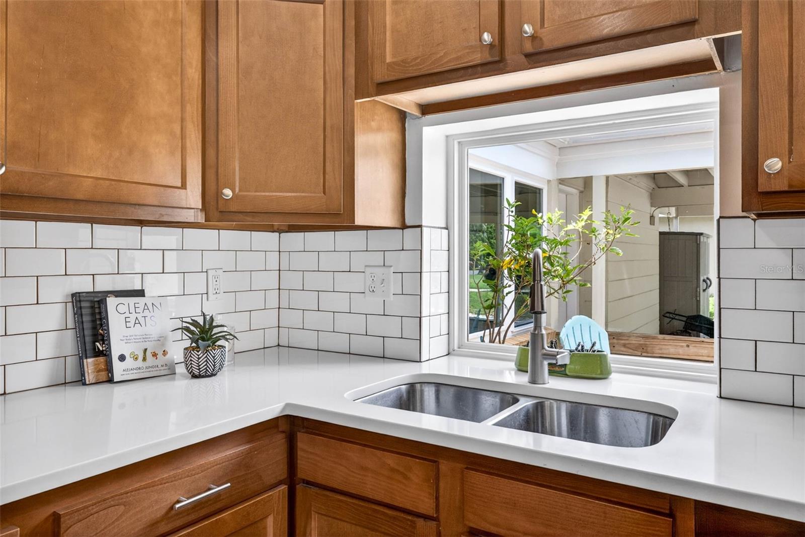 Image 22 of 69 For 515 Broxburn Avenue