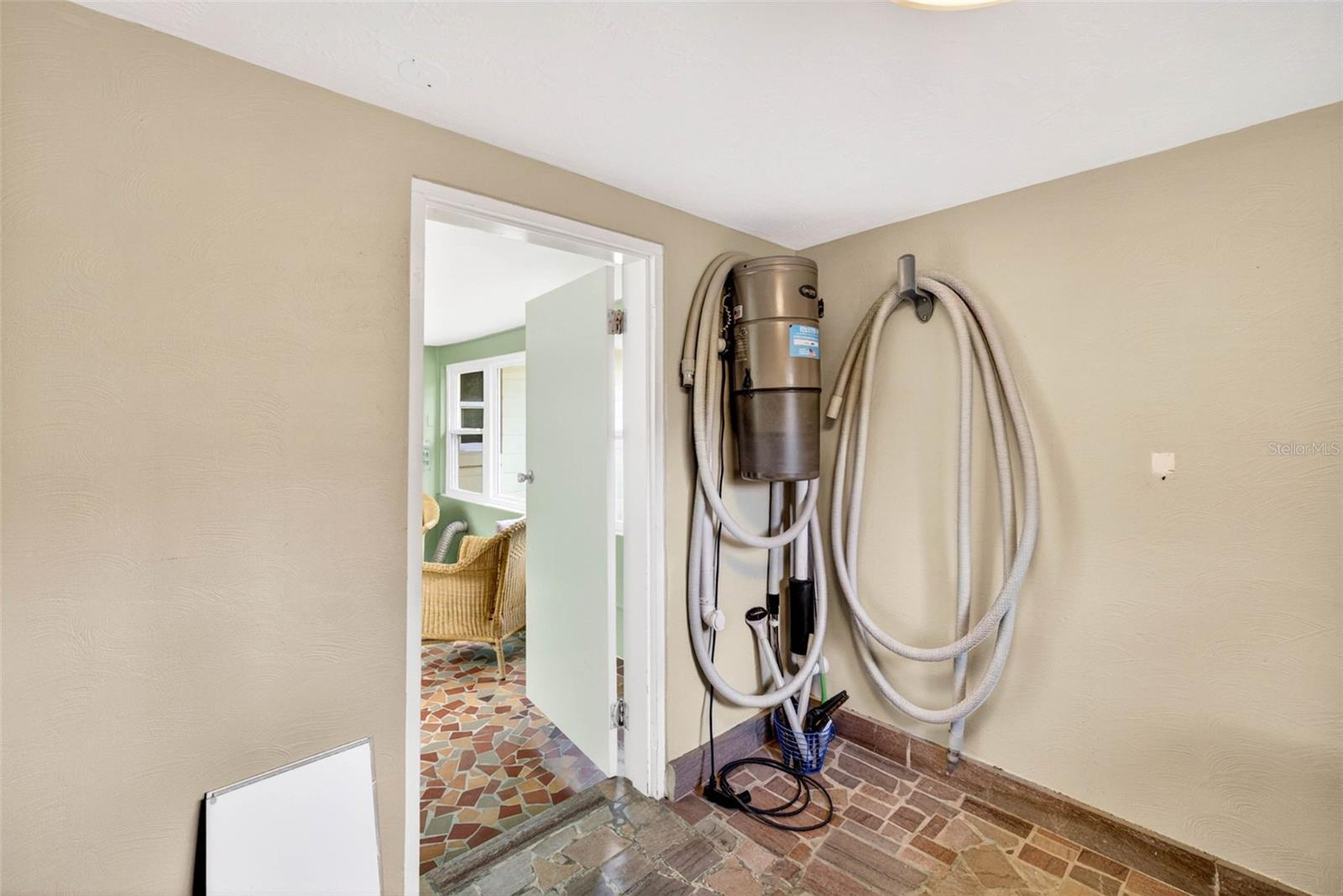 Image 38 of 69 For 515 Broxburn Avenue